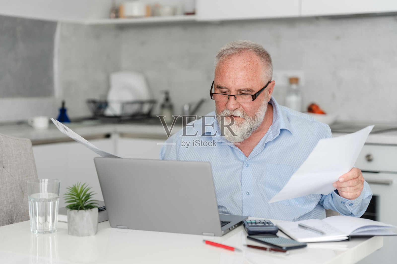 成熟的男人在家里计划家庭预算照片摄影图片