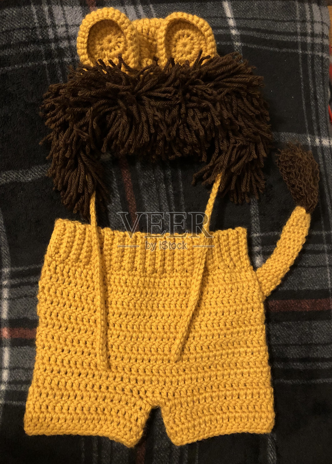 特写钩针小狮子服装为婴儿照片摄影图片