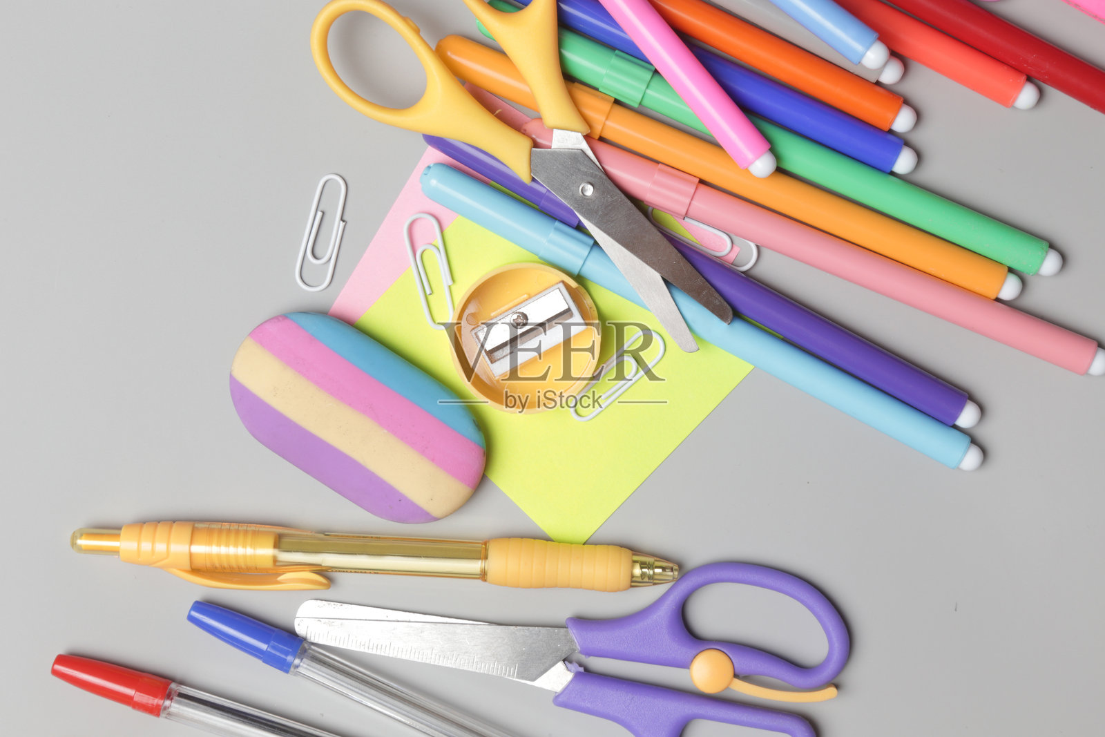 回到学校的概念，各种办公和学习用品在灰色背景。照片摄影图片