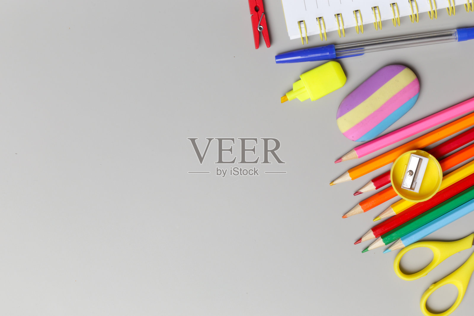 回到学校的概念，各种办公和学习用品在灰色背景。照片摄影图片