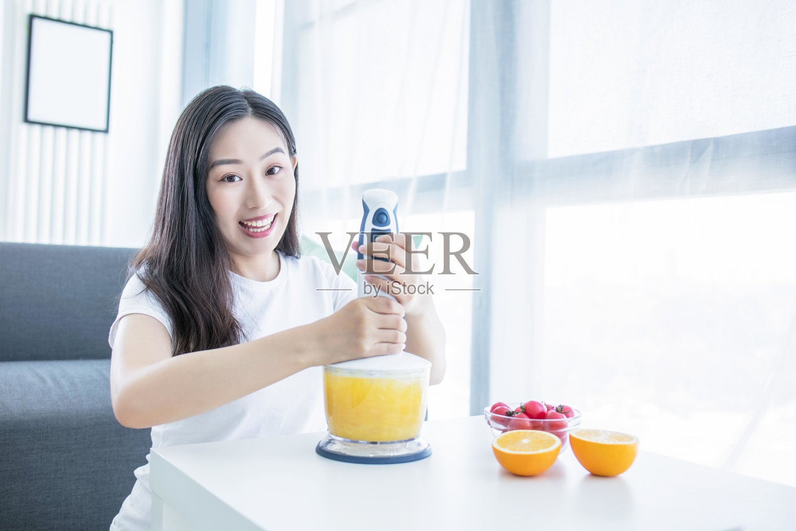 亚洲妇女在厨房做鲜橙汁照片摄影图片