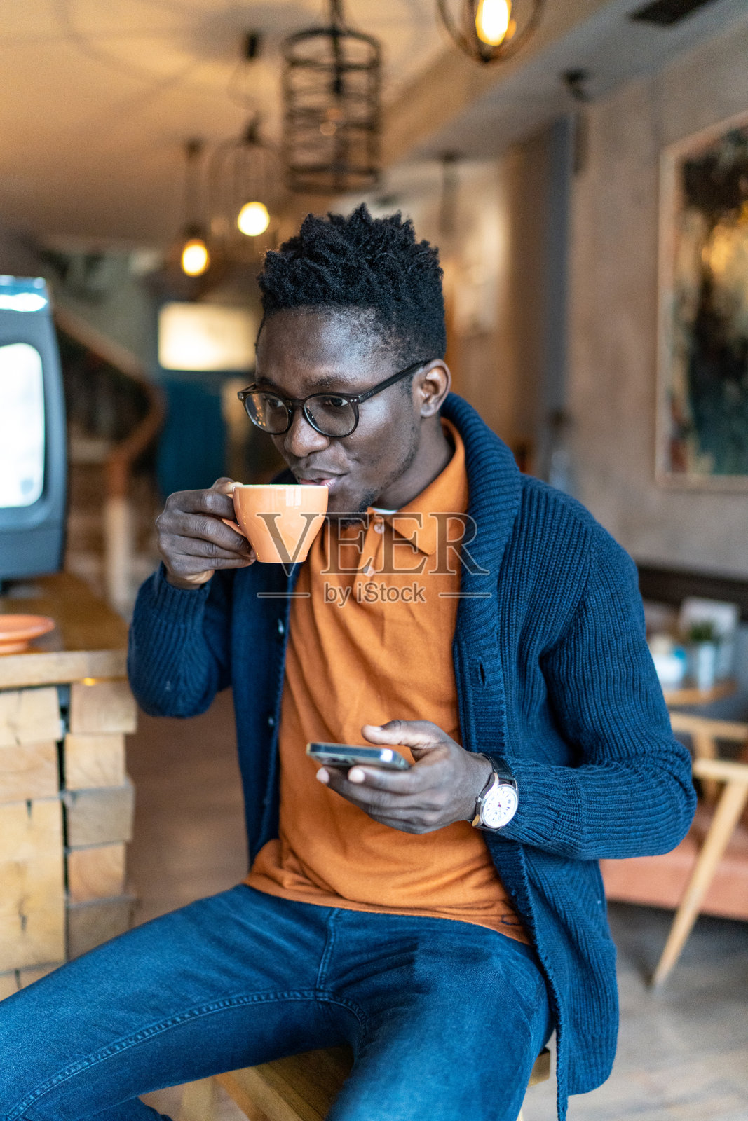 快乐的年轻人喝着咖啡照片摄影图片