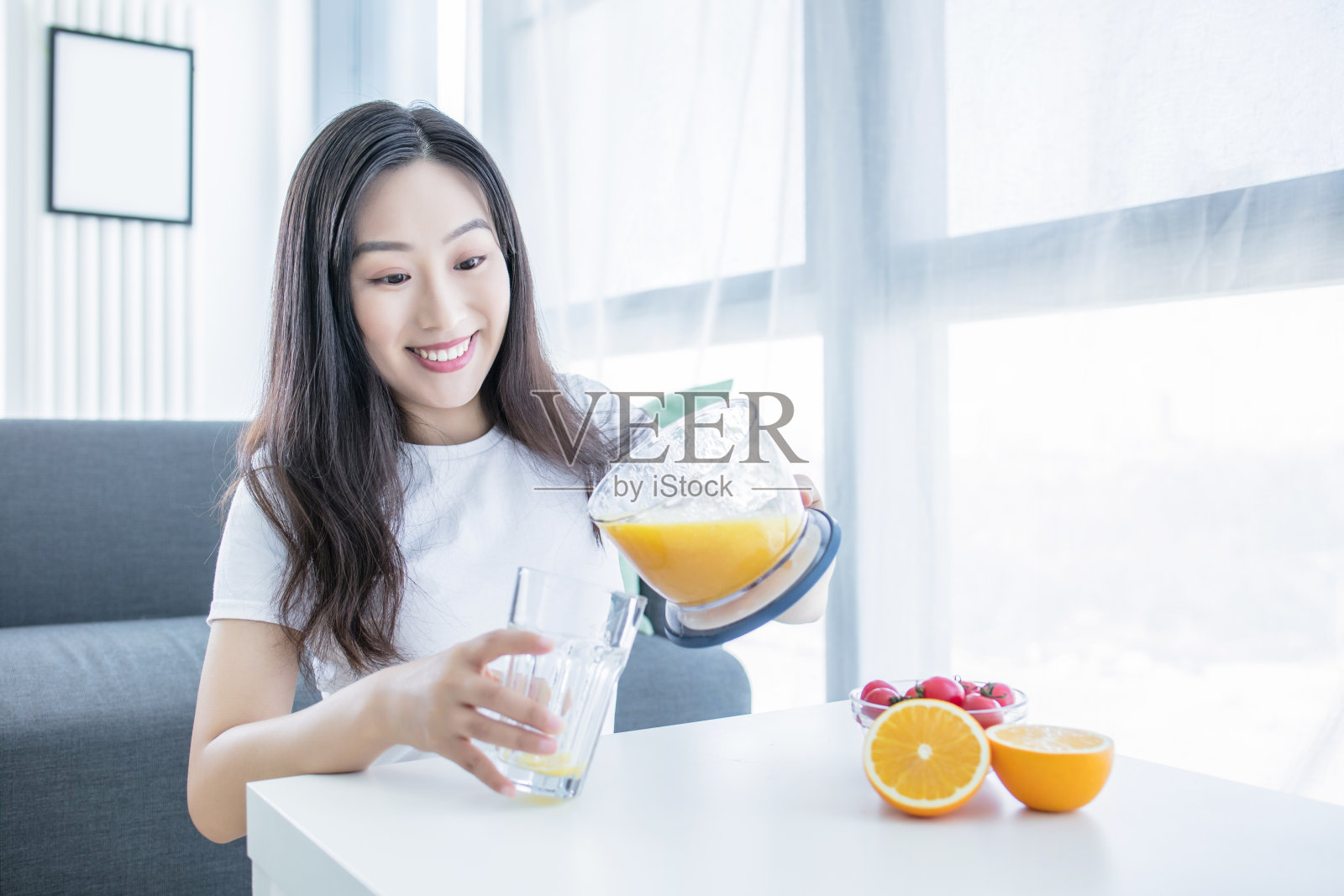 女人在家里做橙汁。女性的手。haelthy食物照片摄影图片