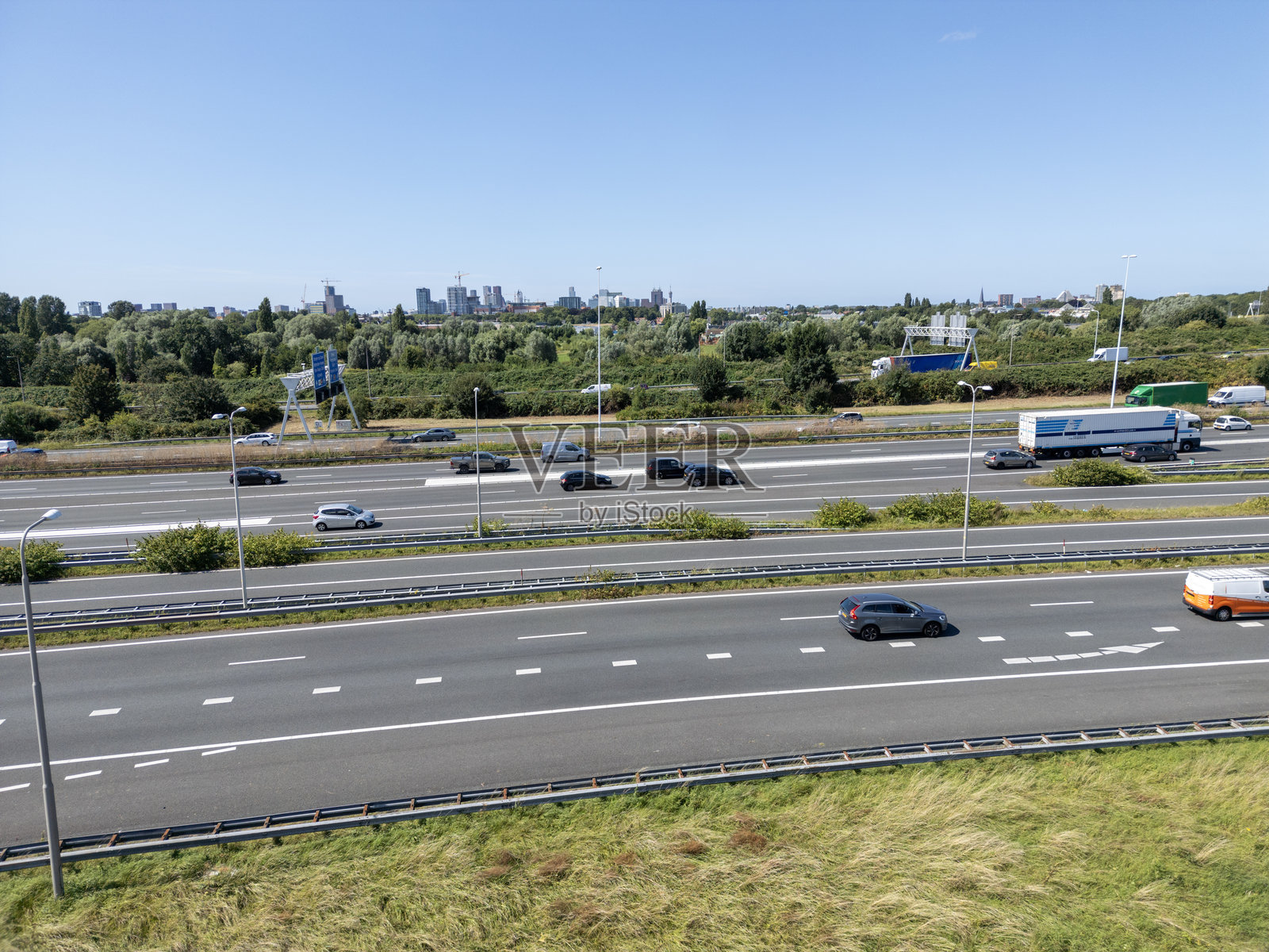 高速公路上的车辆。照片摄影图片