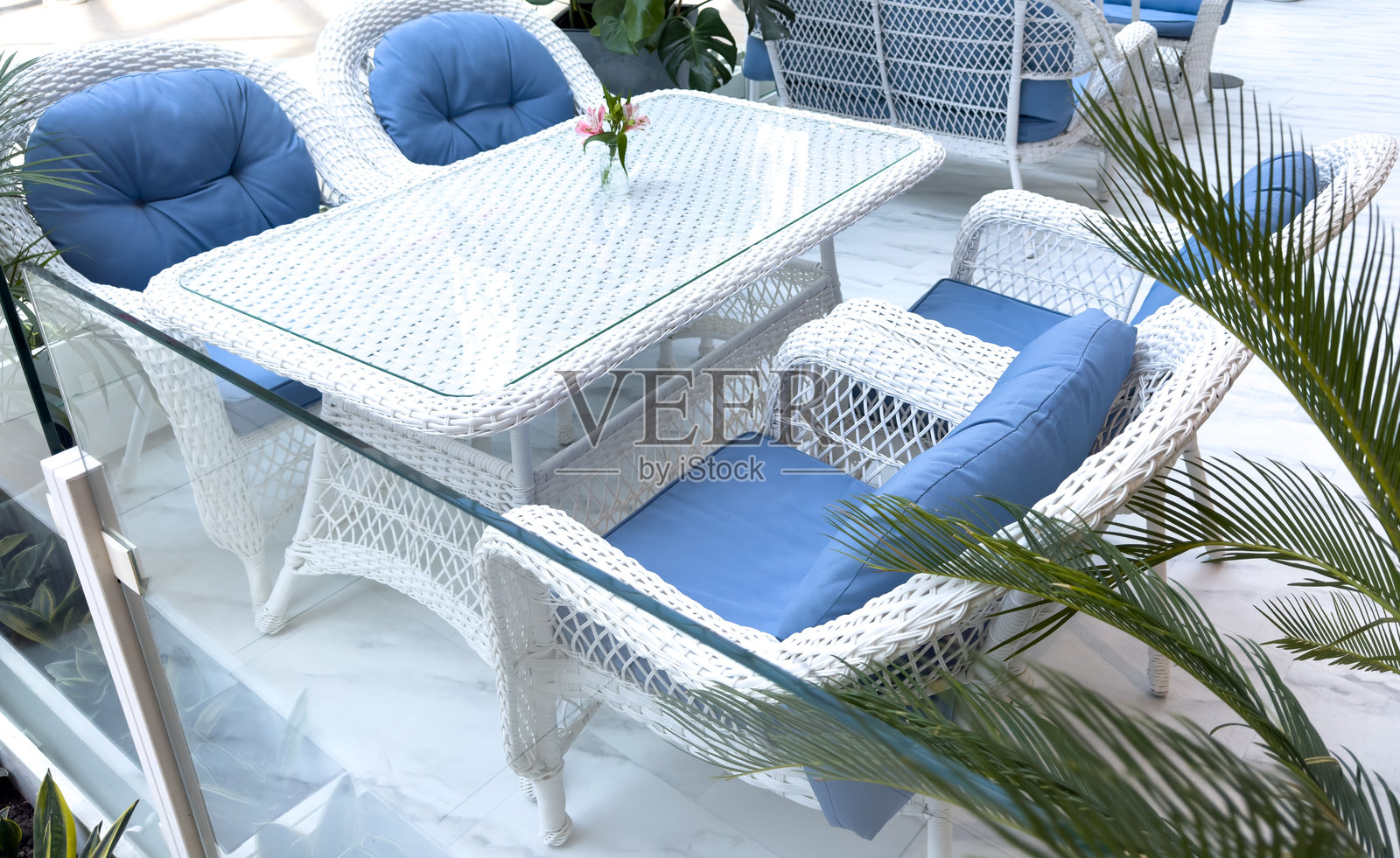 咖啡馆里的桌子和软椅子照片摄影图片