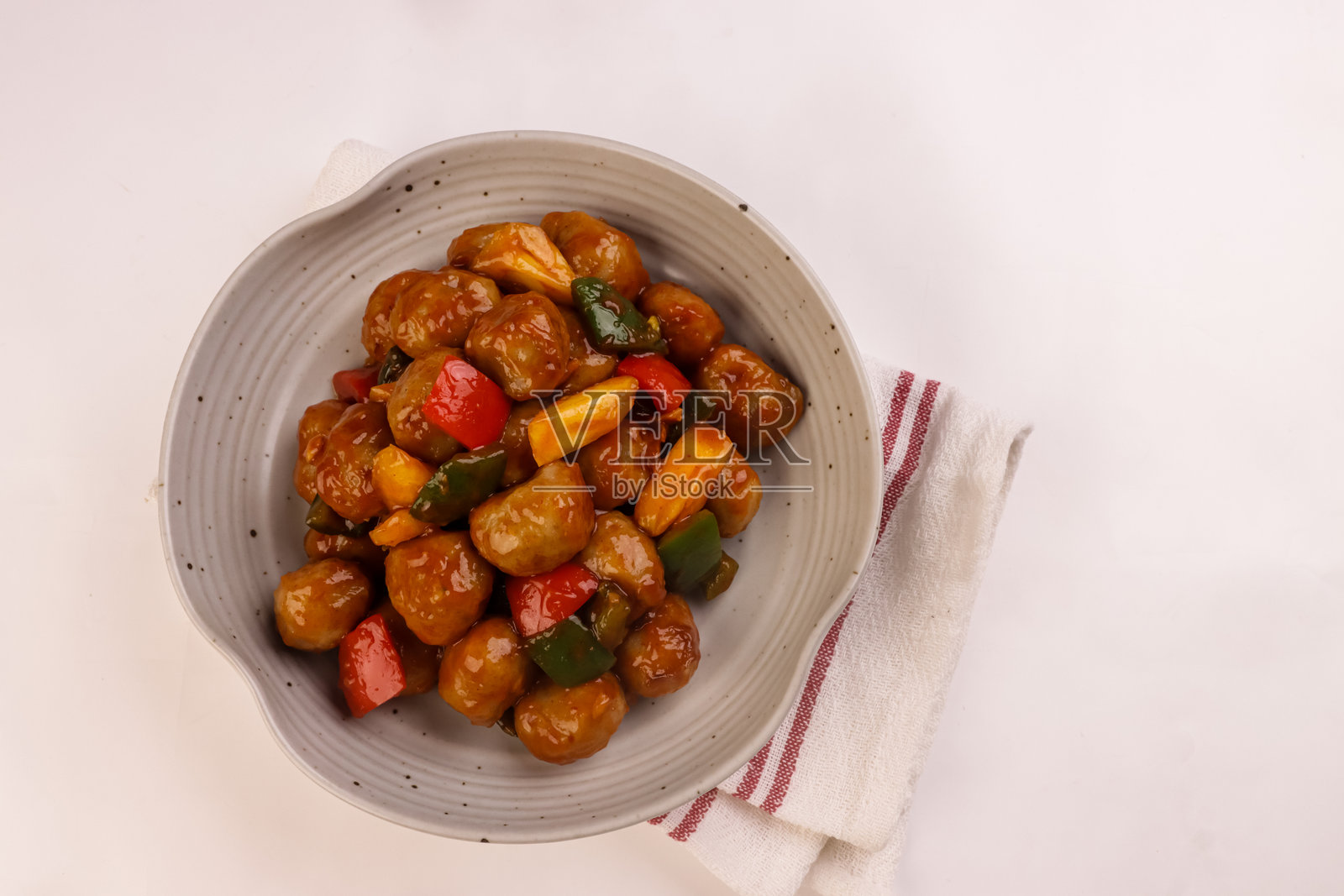 菠萝蔬菜糖醋肉丸。照片摄影图片