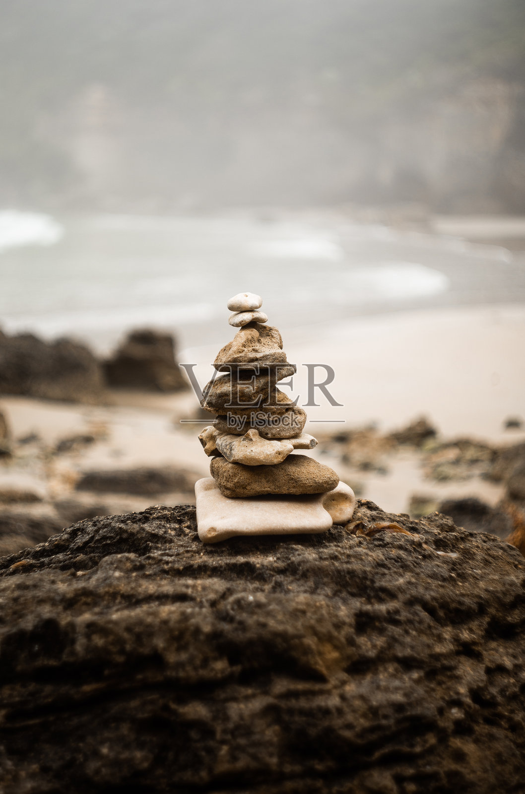 近距离的岩石堆积在另一个与软选择焦点。照片摄影图片
