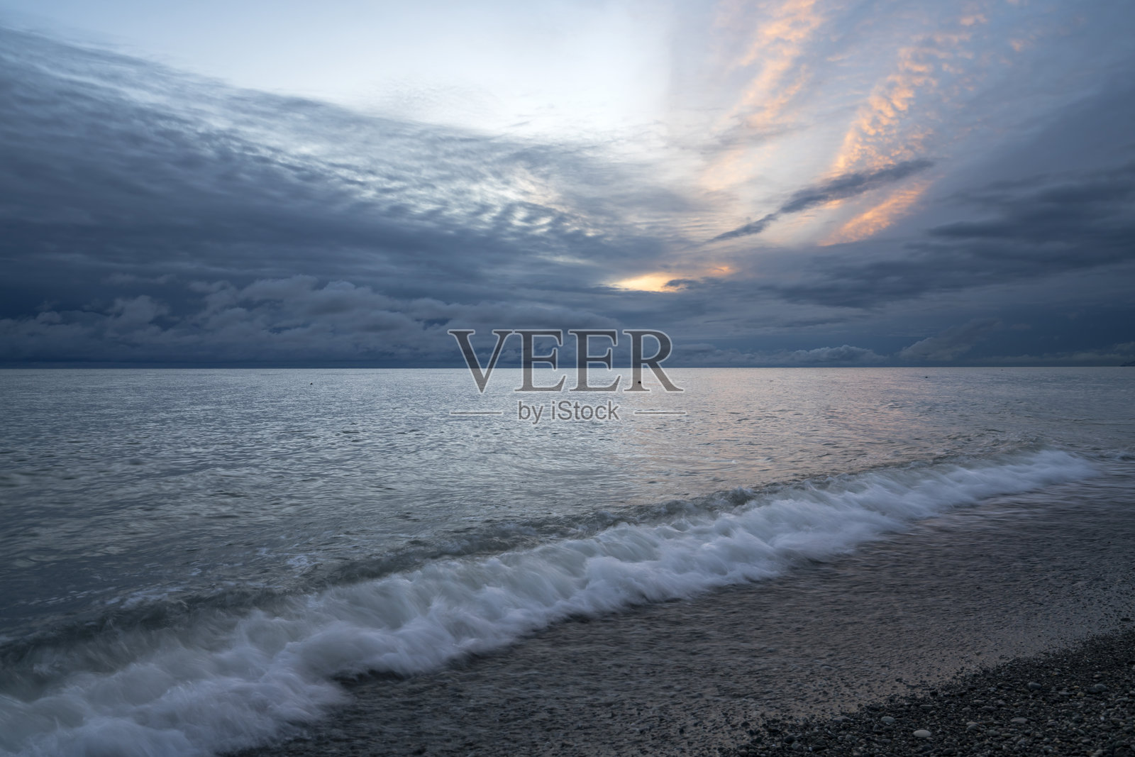 俄罗斯克拉斯诺达尔地区的索契，一个乌云密布的夏日，黑海上的海浪和索契海岸的卵石滩照片摄影图片