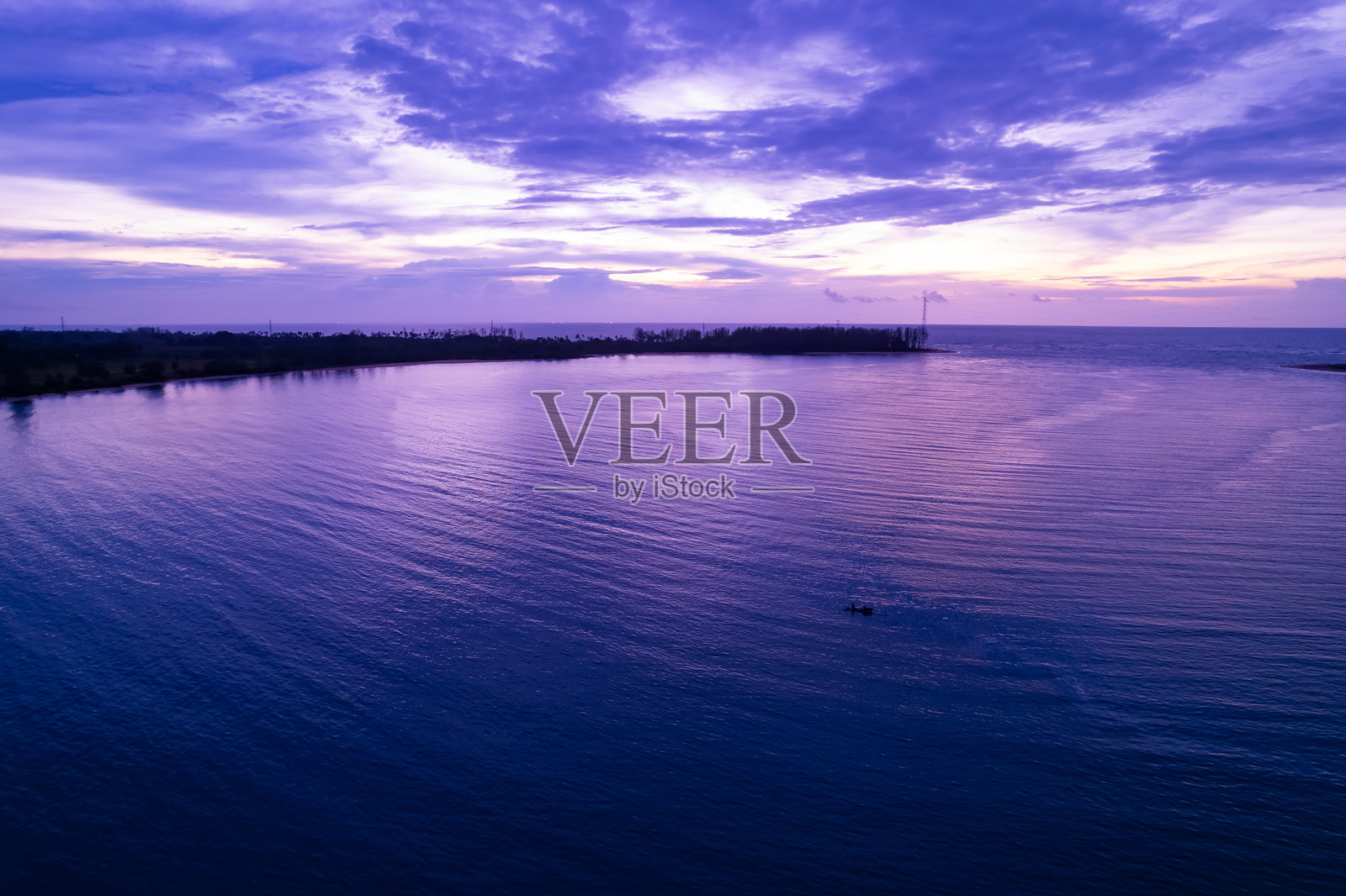 日落的天空，自然美丽的光日落或日出在海上，多彩的戏剧性雄伟的景色天空，令人惊叹的云和波浪在日落的天空自然轻云的背景照片摄影图片