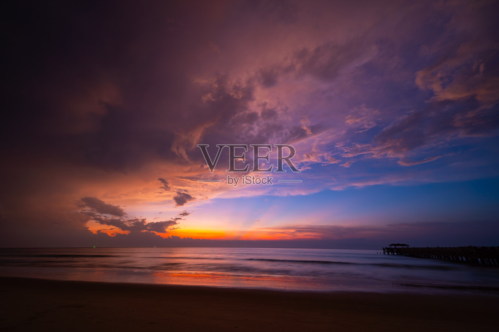 日落的天空，自然美丽的光日落或日出在海上，多彩的戏剧性雄伟的景色天空，令人惊叹的云和波浪在日落的天空自然轻云的背景照片摄影图片