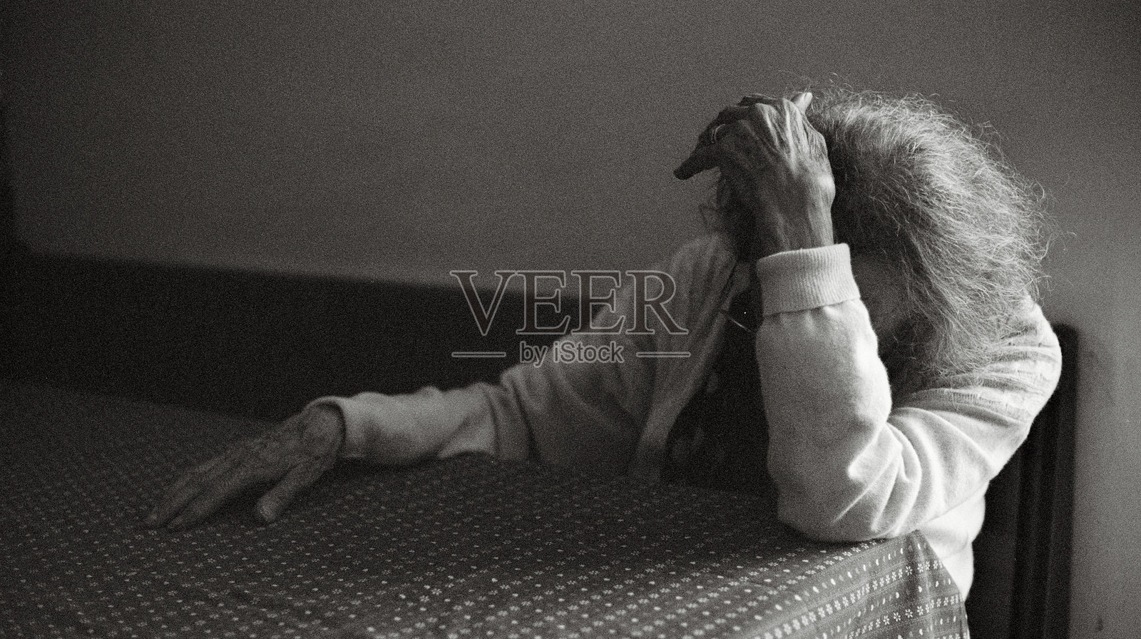 女人在家放松的特写照片摄影图片