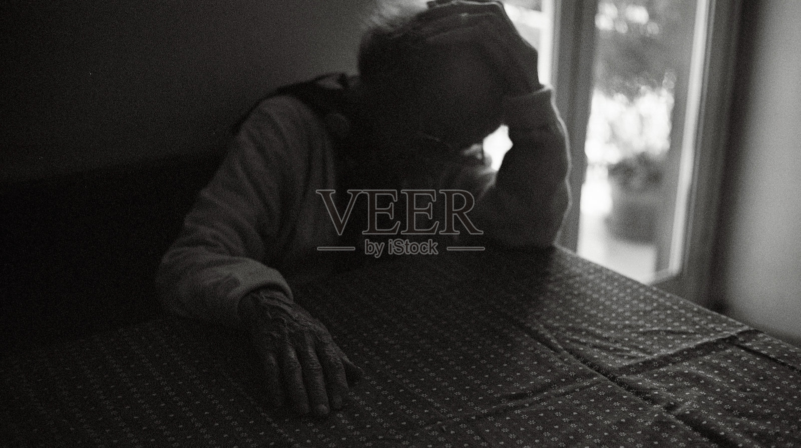 在家中床上悲伤的老年妇女照片摄影图片