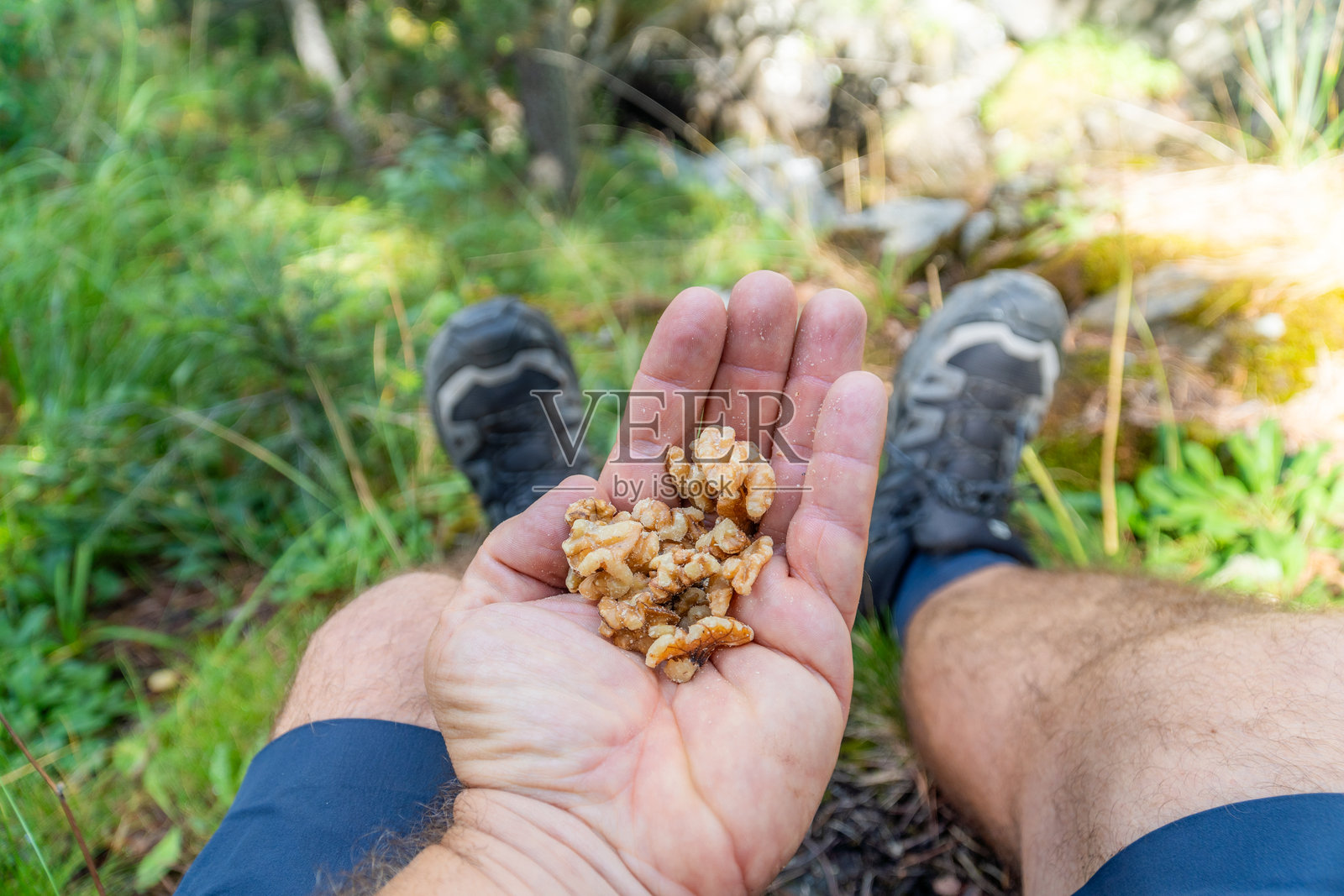 一个手里拿着健康零食的男人照片摄影图片