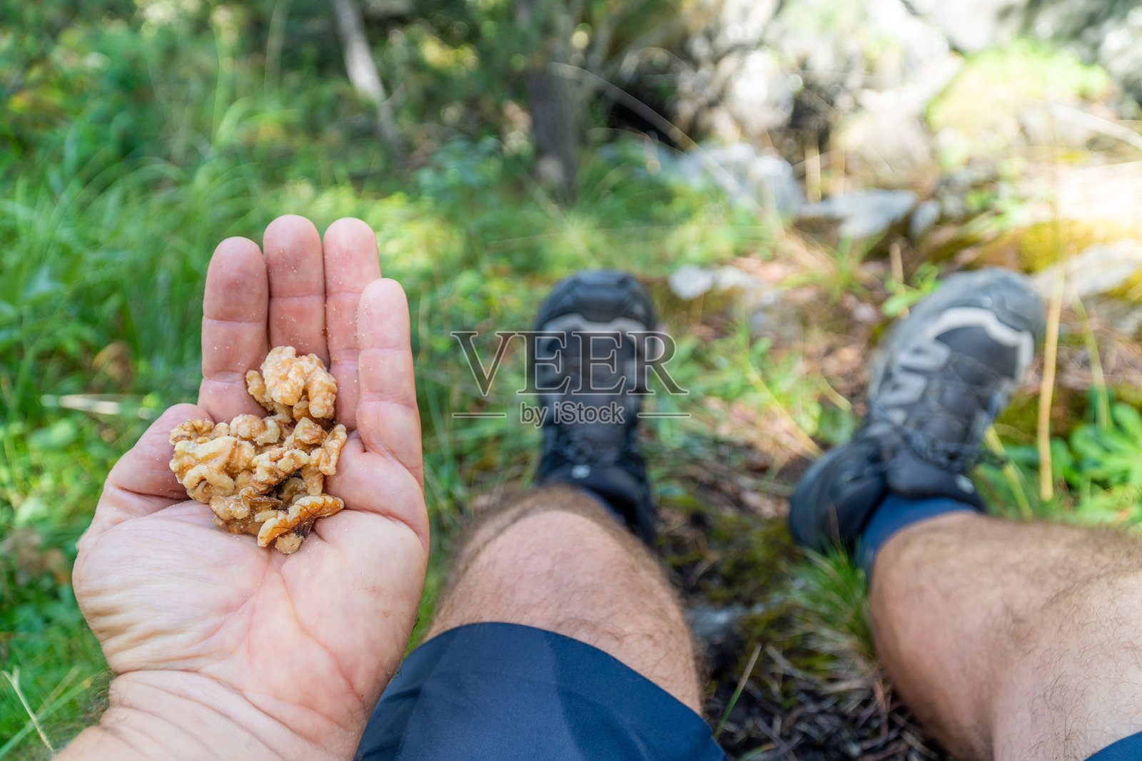 一个手里拿着健康零食的男人照片摄影图片