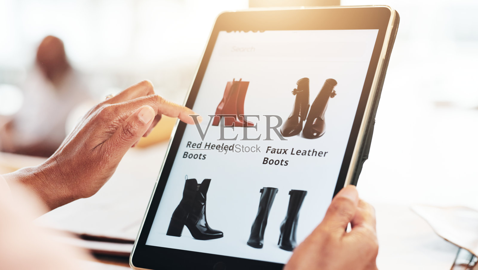 手，平板电脑和网上购物鞋在家里，点击和搜索折扣，促销和时尚。人，触摸屏和ui与电子商务，靴子和虚拟精品店与应用程序在内部照片摄影图片