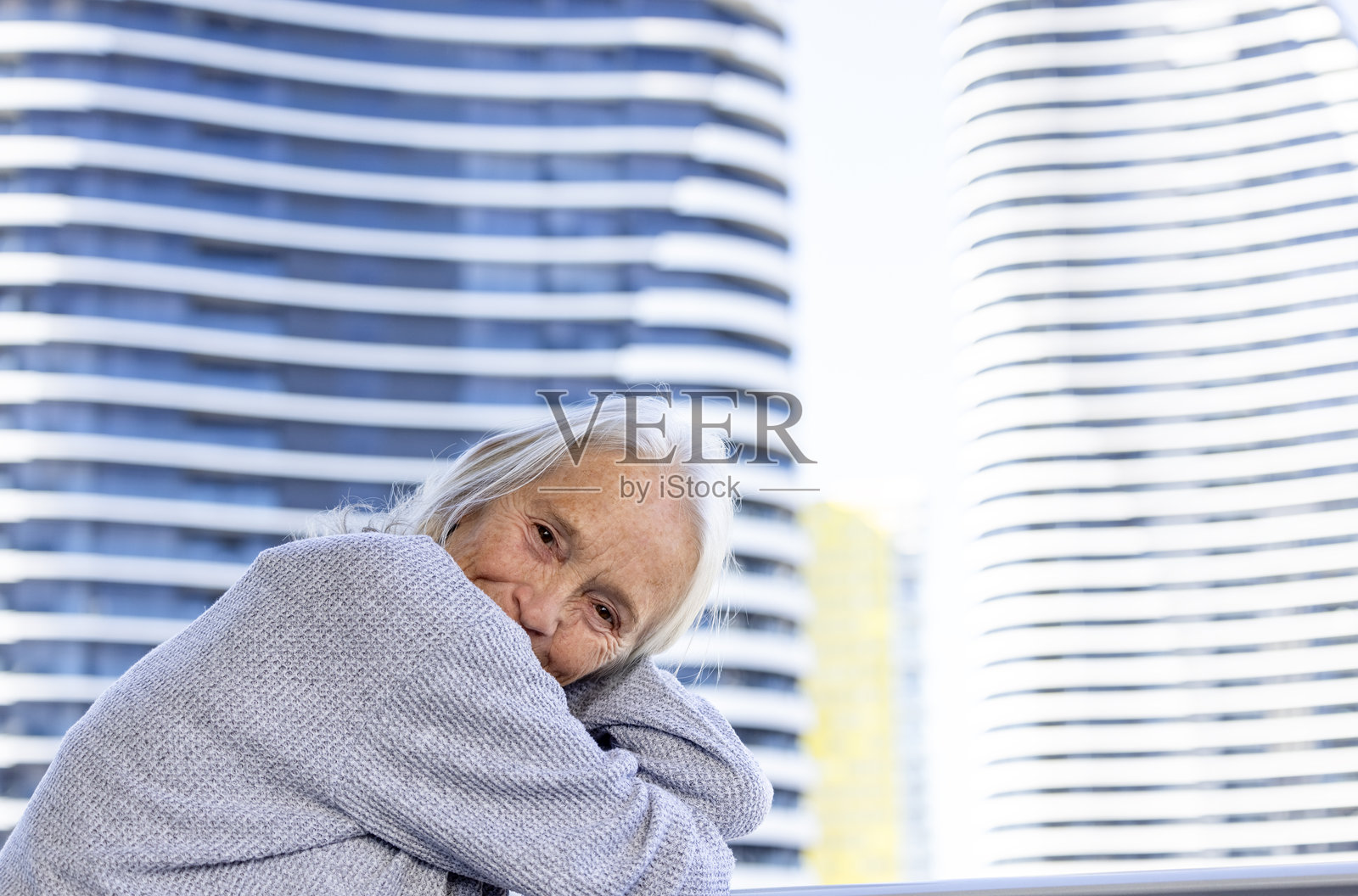 阳台正面的幸福老年妇女肖像，背景有复制空间照片摄影图片