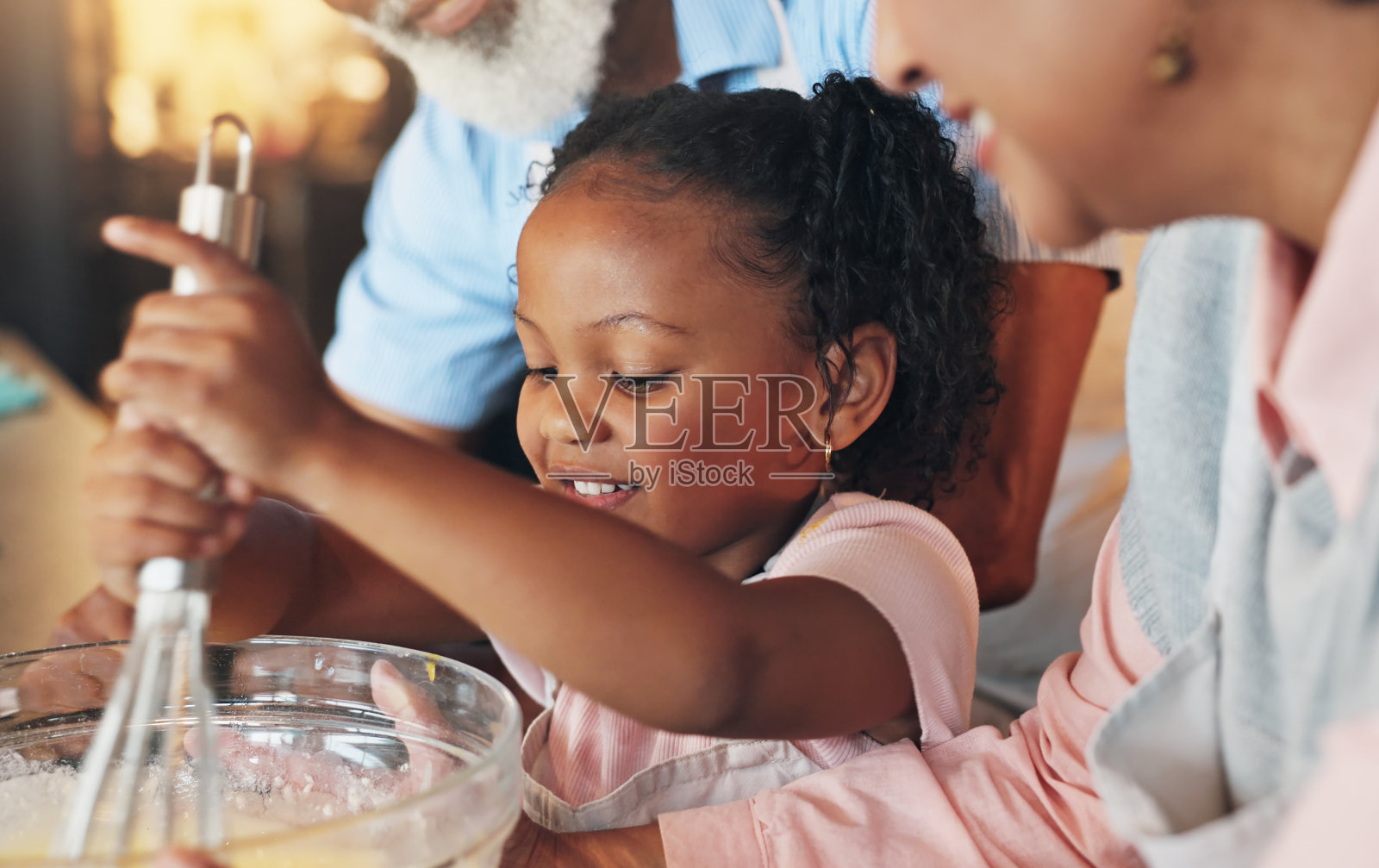 烘焙，孩子和帮助祖父母混合饼干，甜点准备和儿童发展。面粉，人和女孩在厨房里用教学蛋糕食谱，支持和教育建立联系照片摄影图片