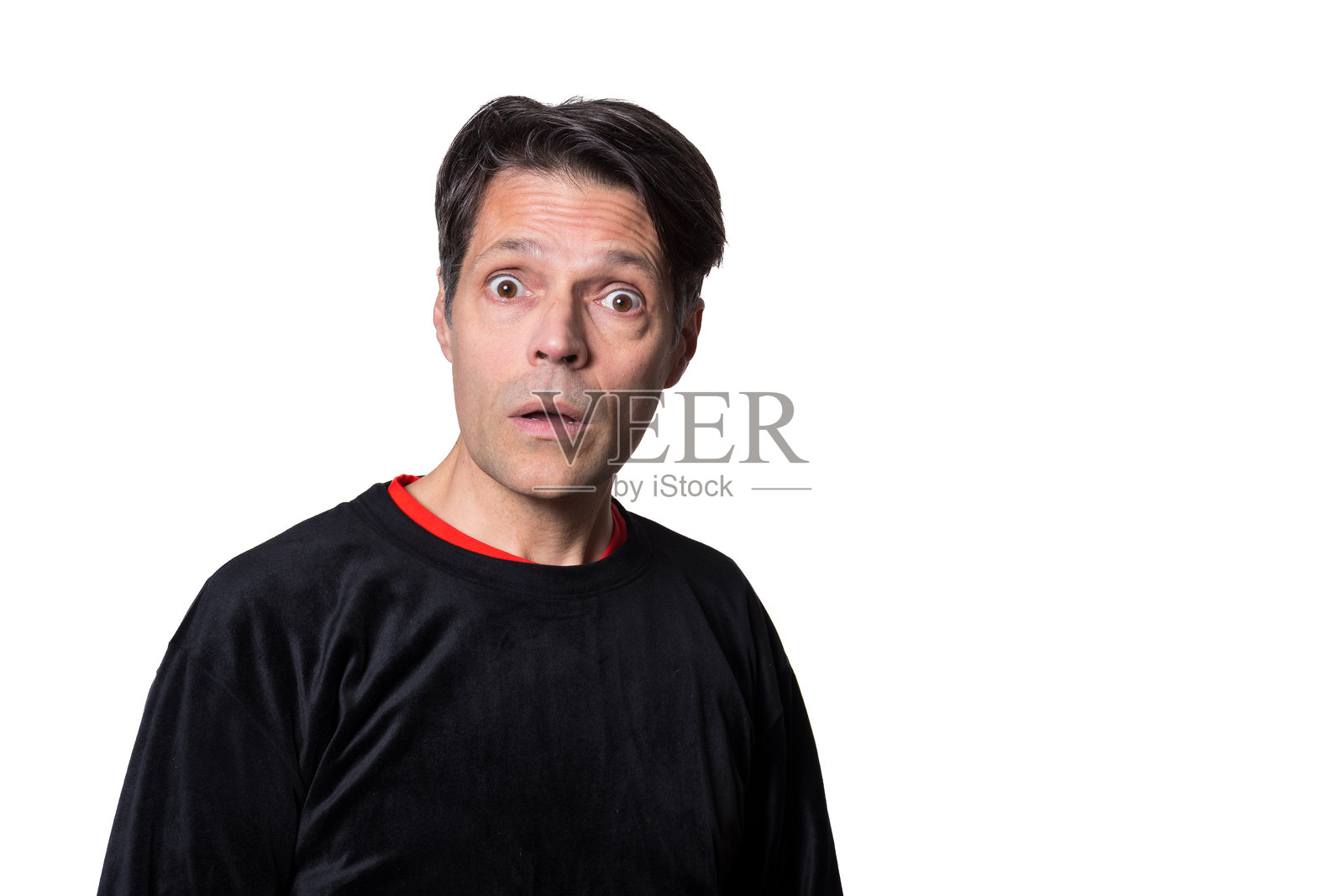 中年男子，表情惊讶，白色背景，穿着便服。照片摄影图片