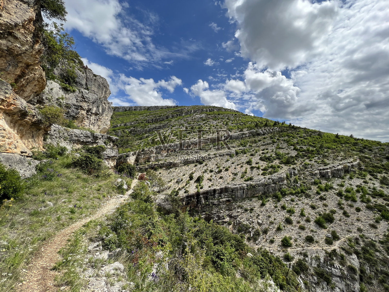 沿着Bijela voda河的徒步小径或Bijeli河峡谷的徒步小径，卡琳戈尔尼吉-克罗地亚(Planinarske staze uz rijeku Bijela voda ili šetački putevi u kanjonu Bijelog potoka)照片摄影图片