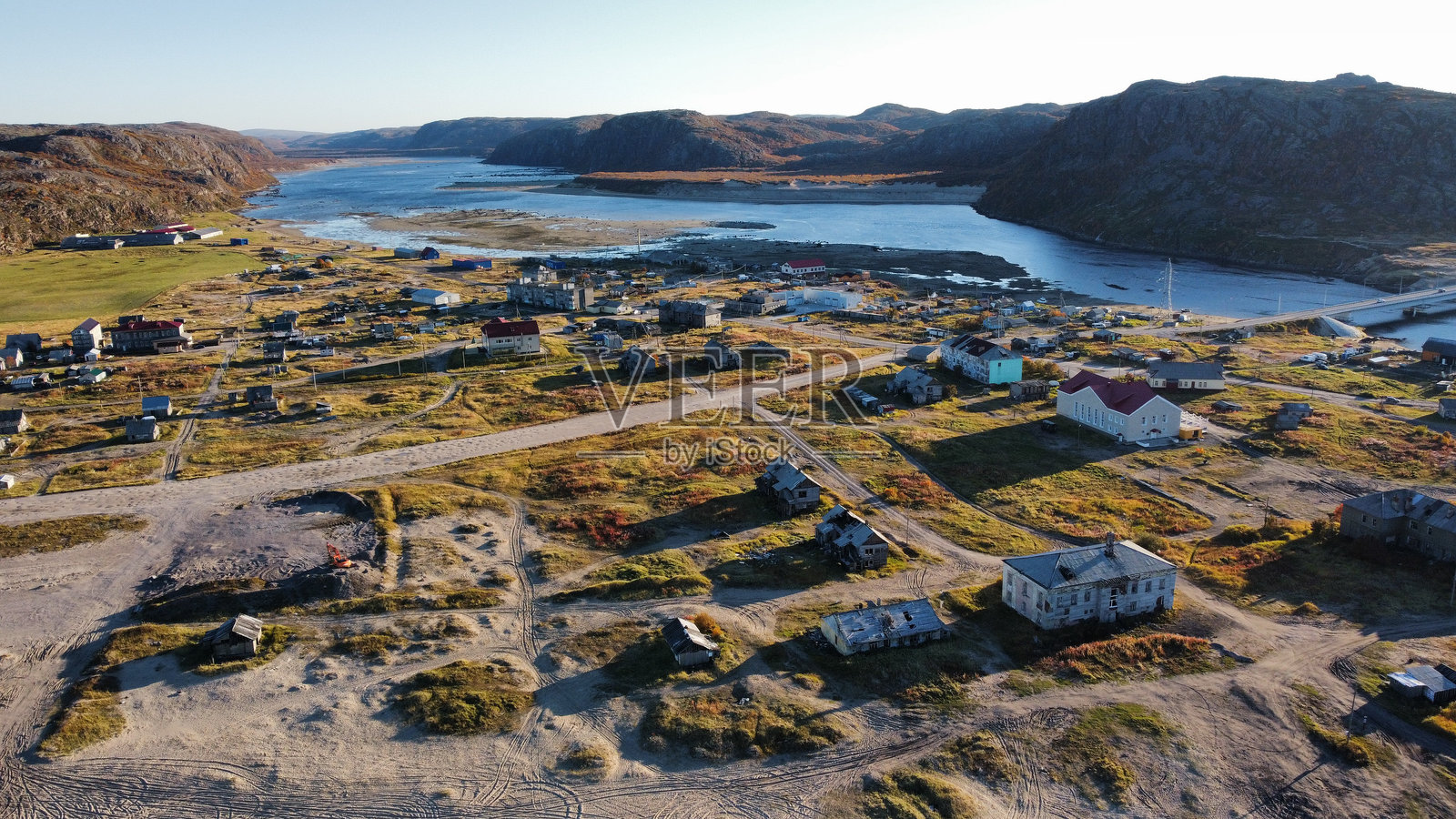 沙滩上的房子映衬着群山照片摄影图片