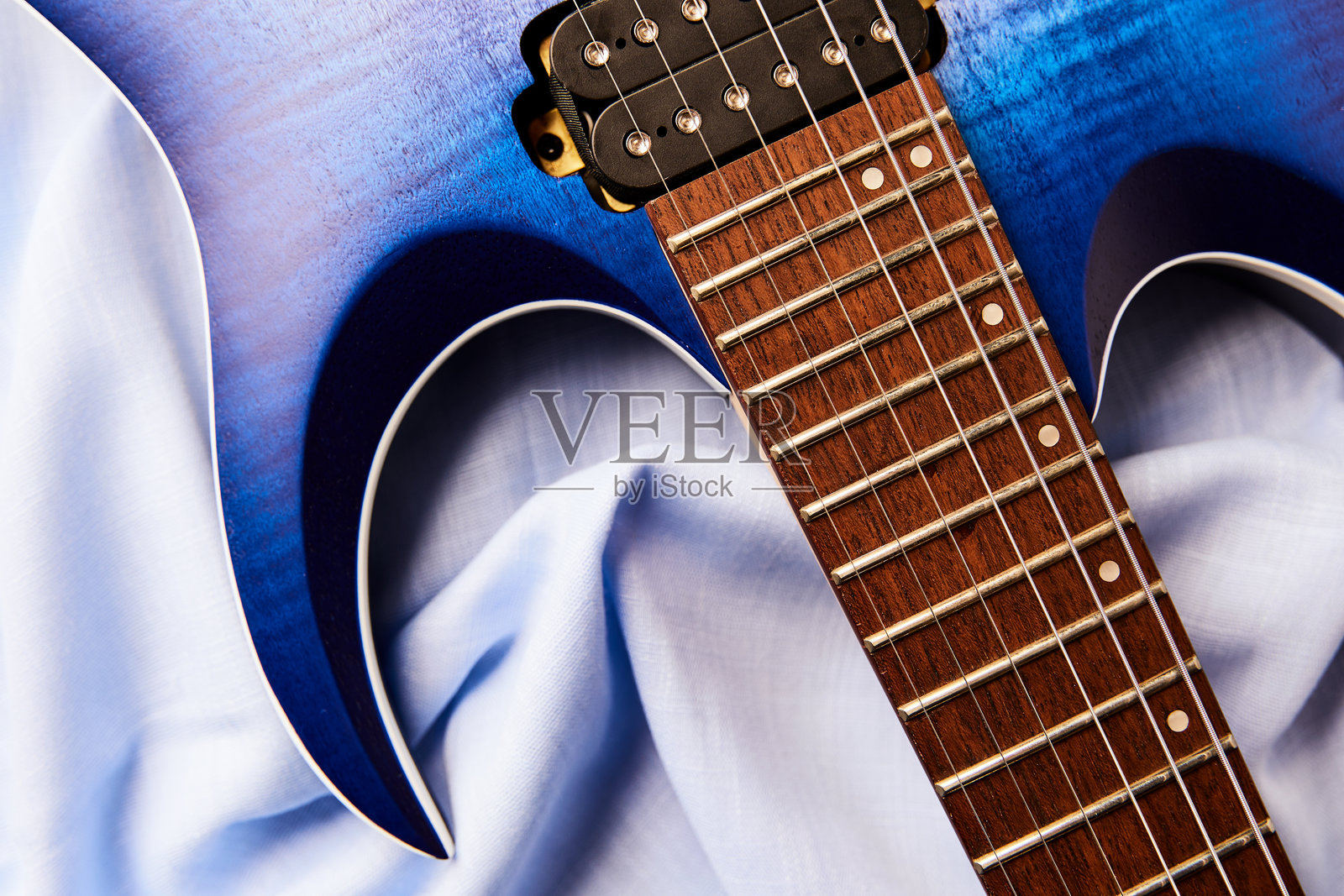 现代电吉他的指板。关闭了。照片摄影图片