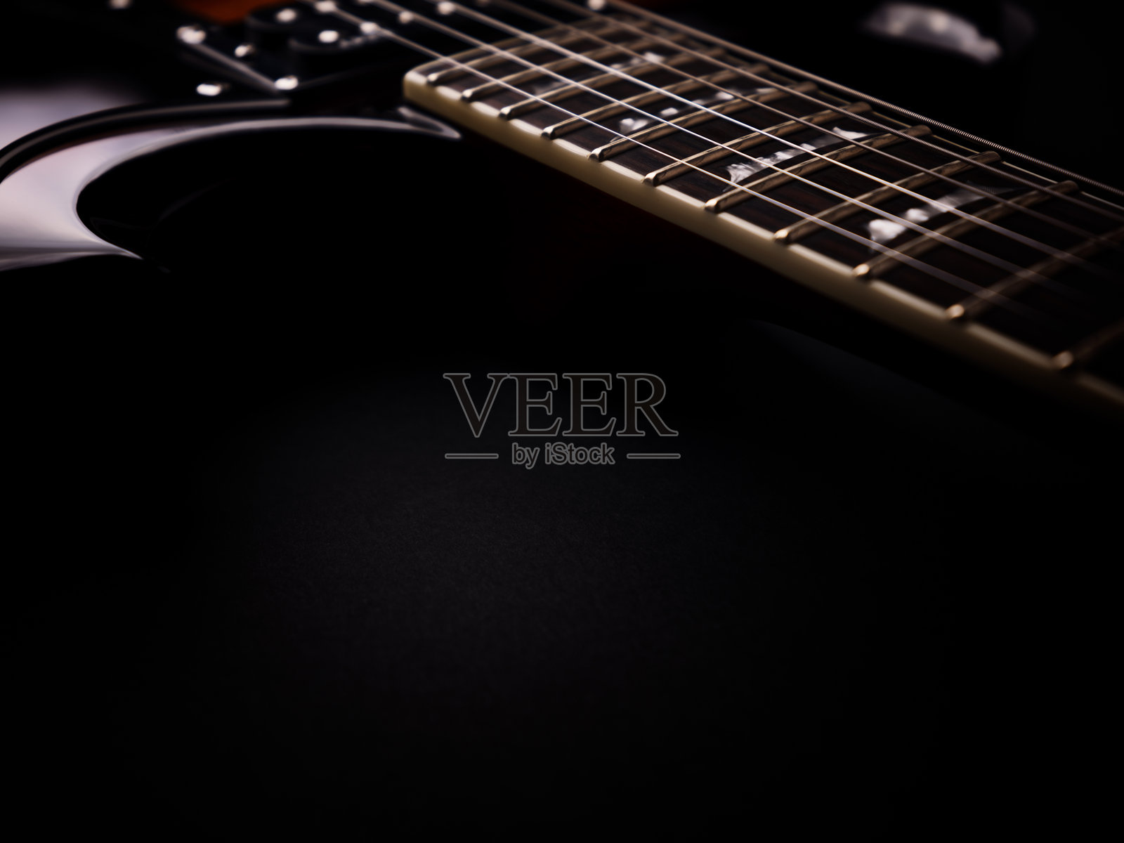 现代电吉他的指板。关闭了。照片摄影图片