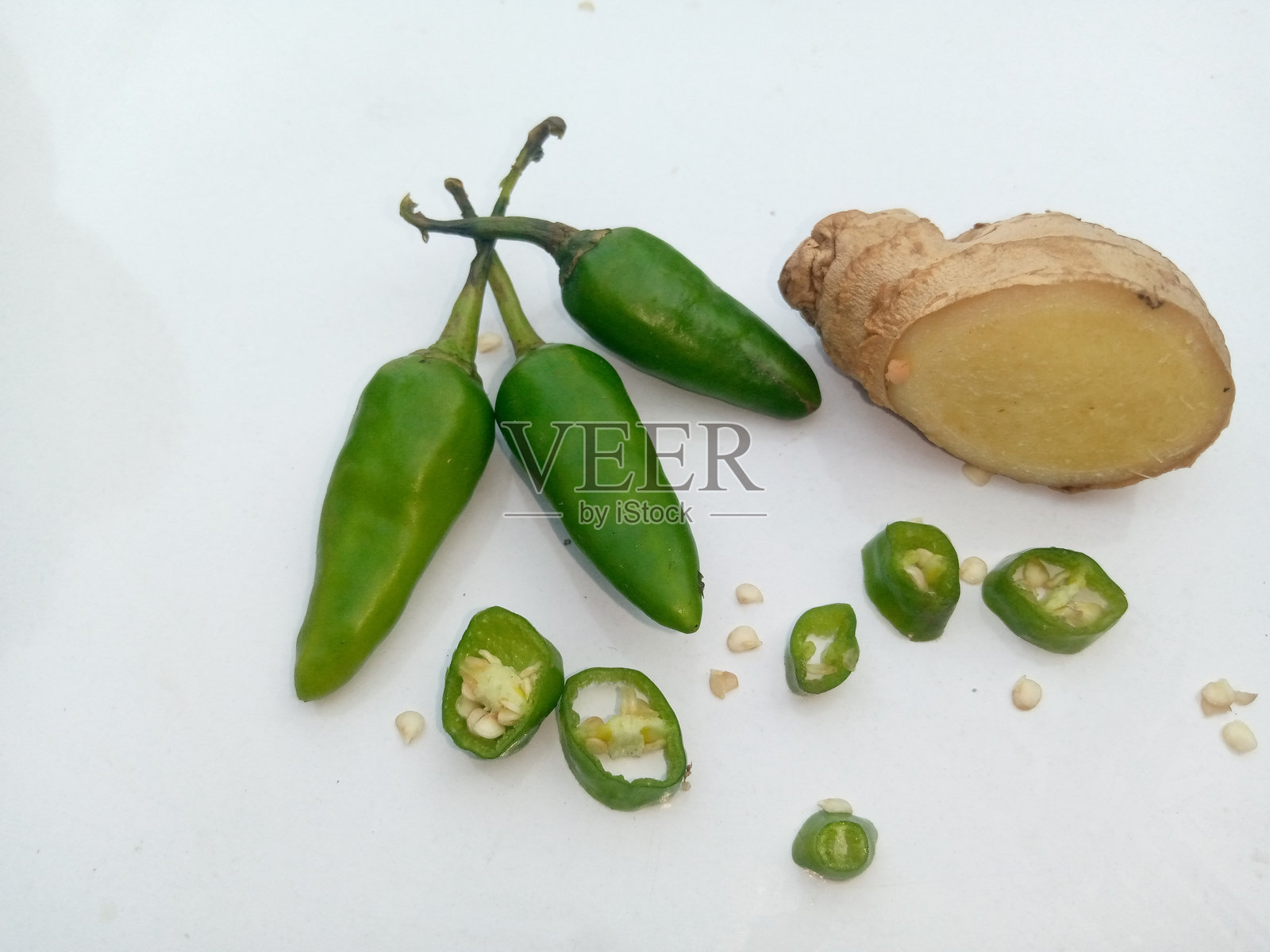 绿辣椒和苦瓜背景白色照片摄影图片