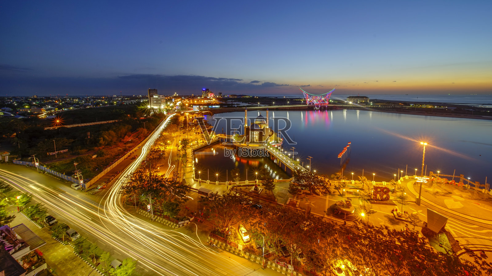 夜间道路上的光迹的高角度视图照片摄影图片