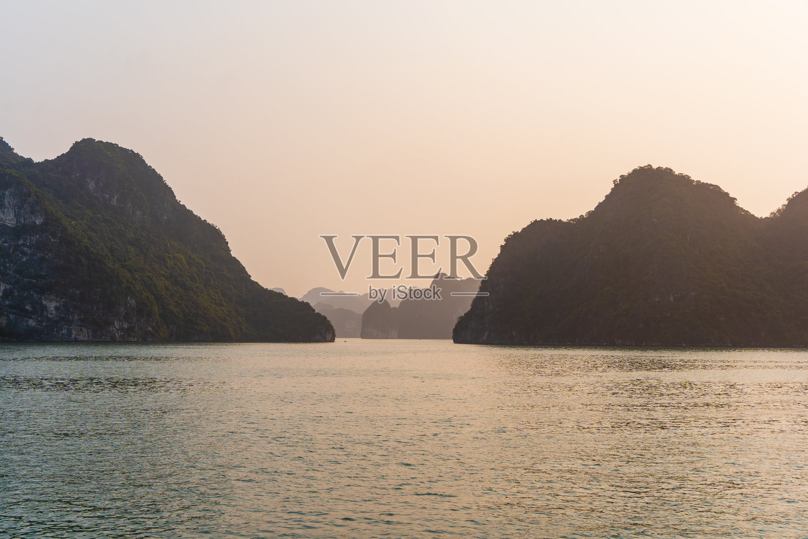 日落下龙湾，广宁，越南照片摄影图片