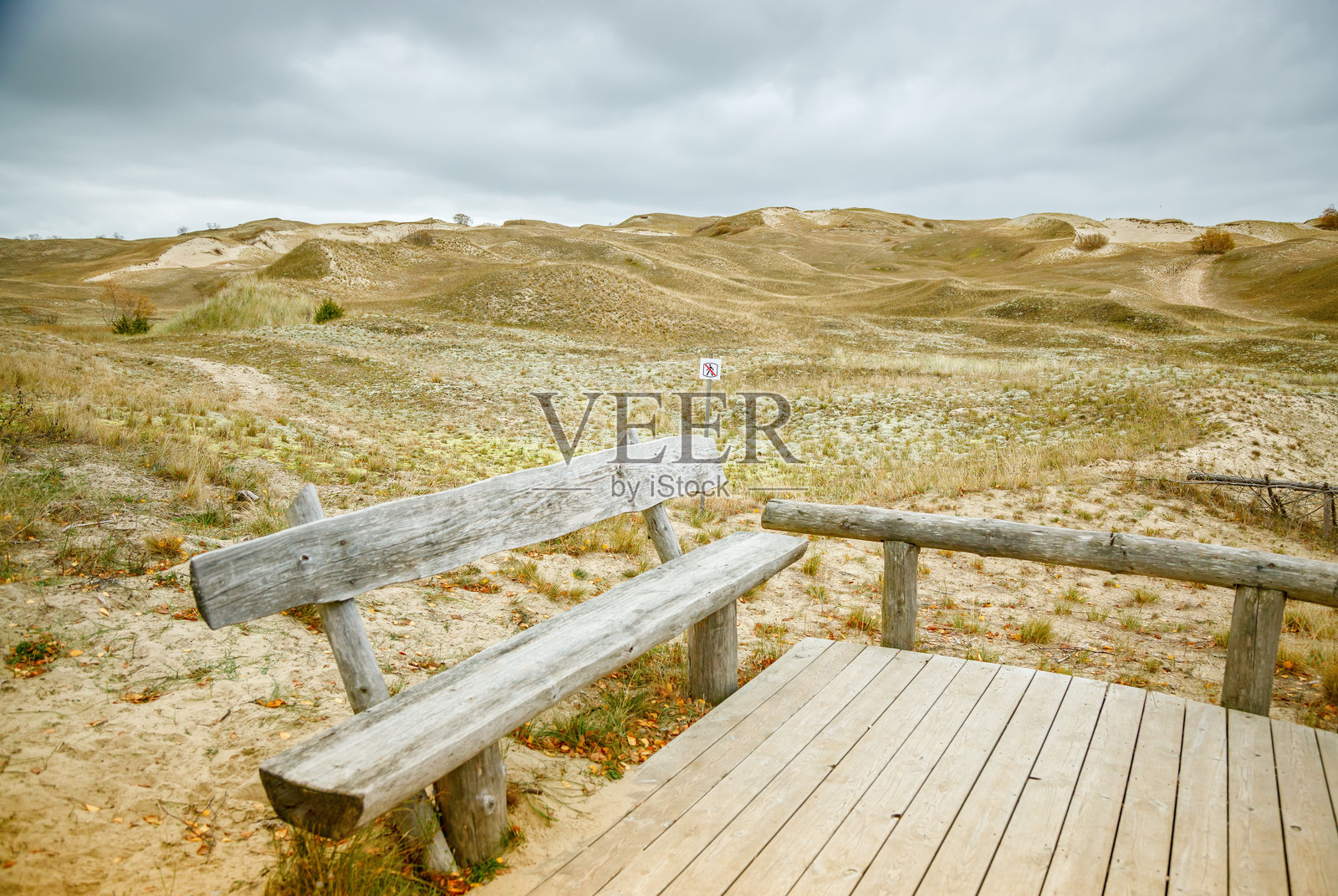 立陶宛库尔斯沙嘴的死沙丘上孤独的长椅，植被极少，被一层云覆盖照片摄影图片