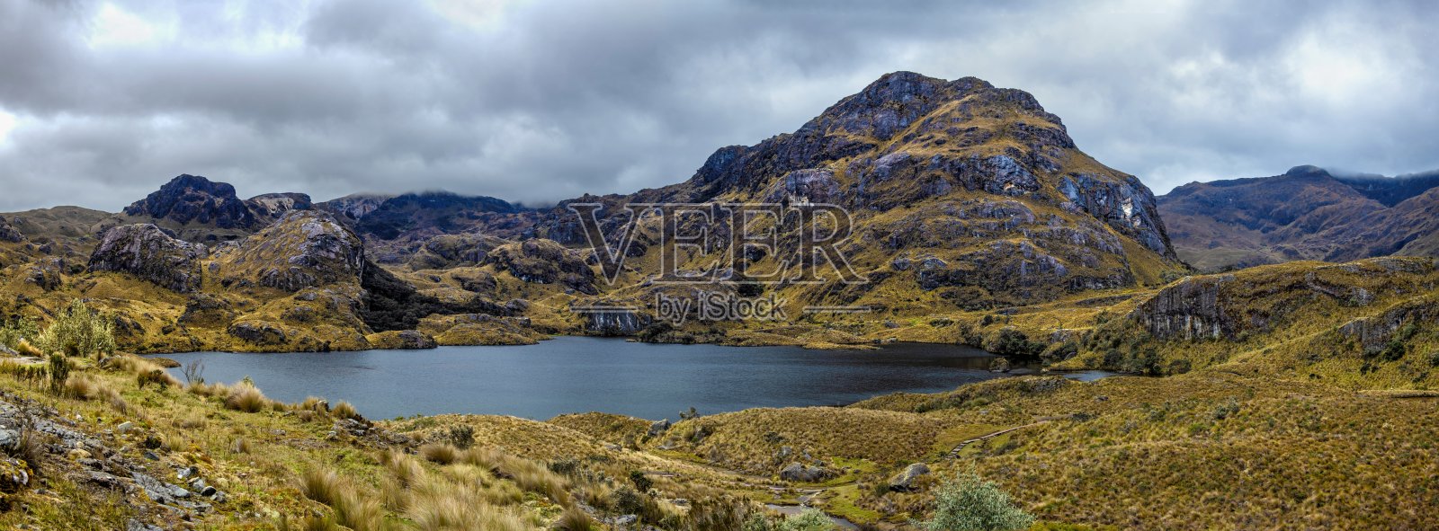 厄瓜多尔安第斯山脉和泻湖照片摄影图片
