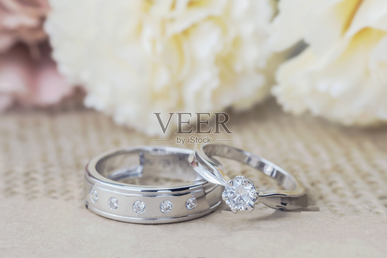 餐桌上的婚戒特写照片摄影图片