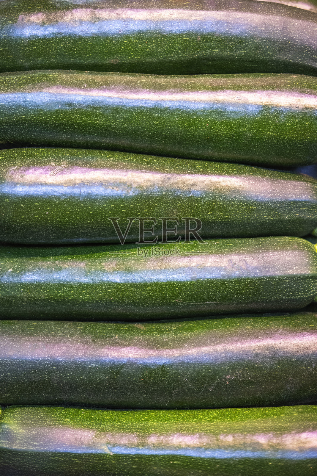 在一家传统水果店的柜台上，一排排新鲜的有机西葫芦照片摄影图片