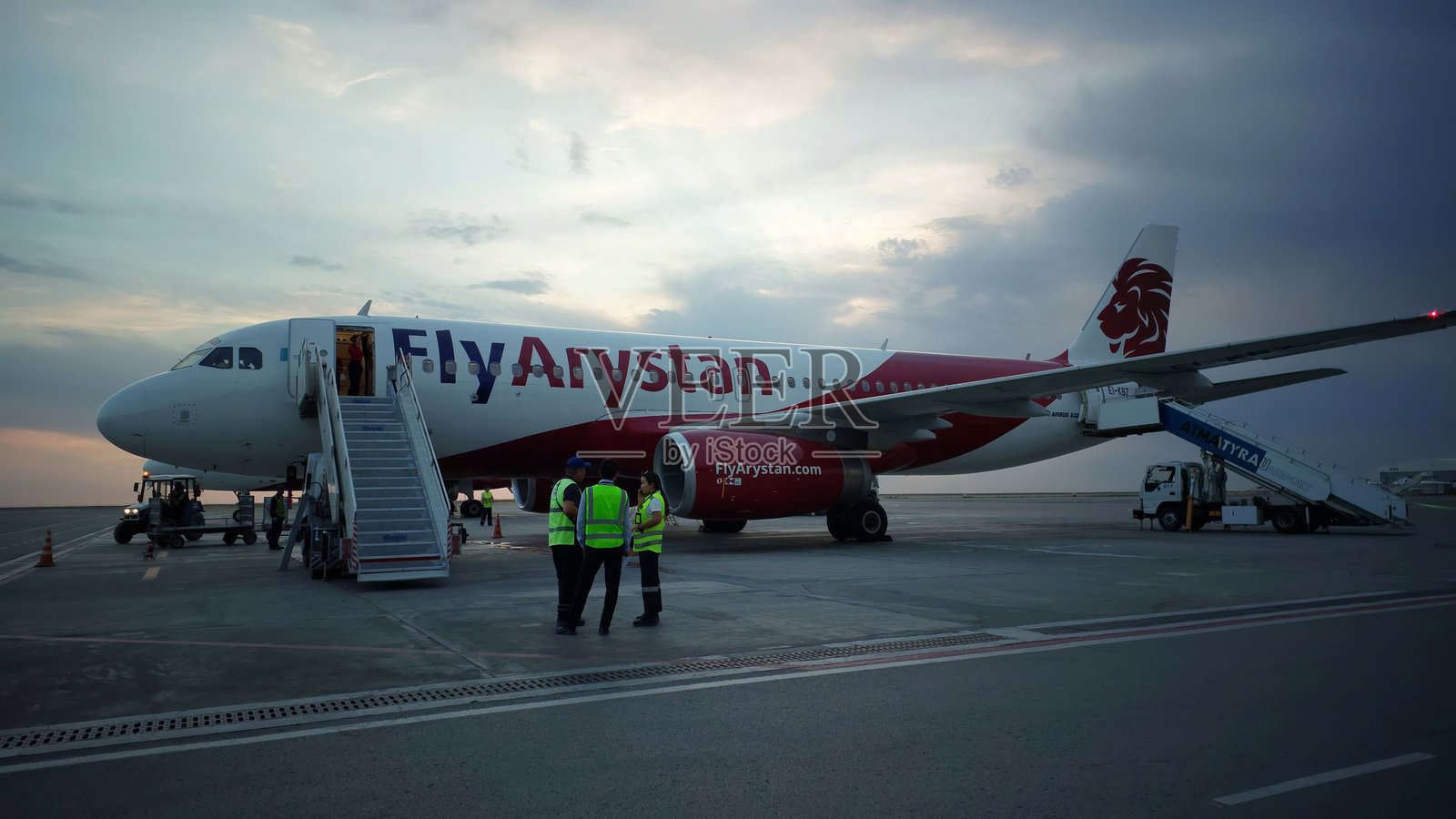 阿特劳市Flyarystan公司飞机附近的机场工作人员。flyyystan飞机降落在阿特劳的khiwaz Dospanova机场照片摄影图片