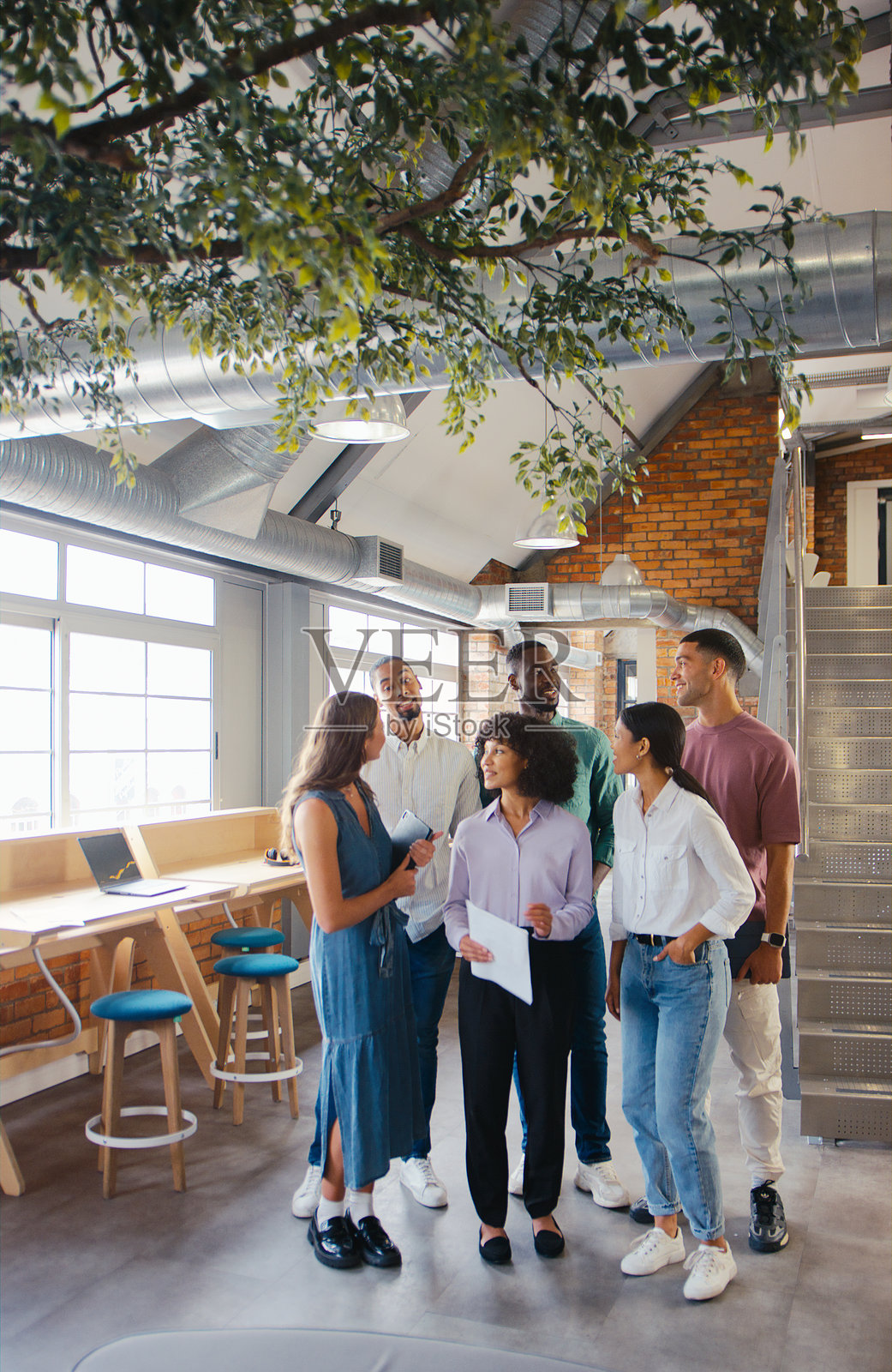 多元文化商务团队共同站在现代开放式办公室的肖像照片摄影图片