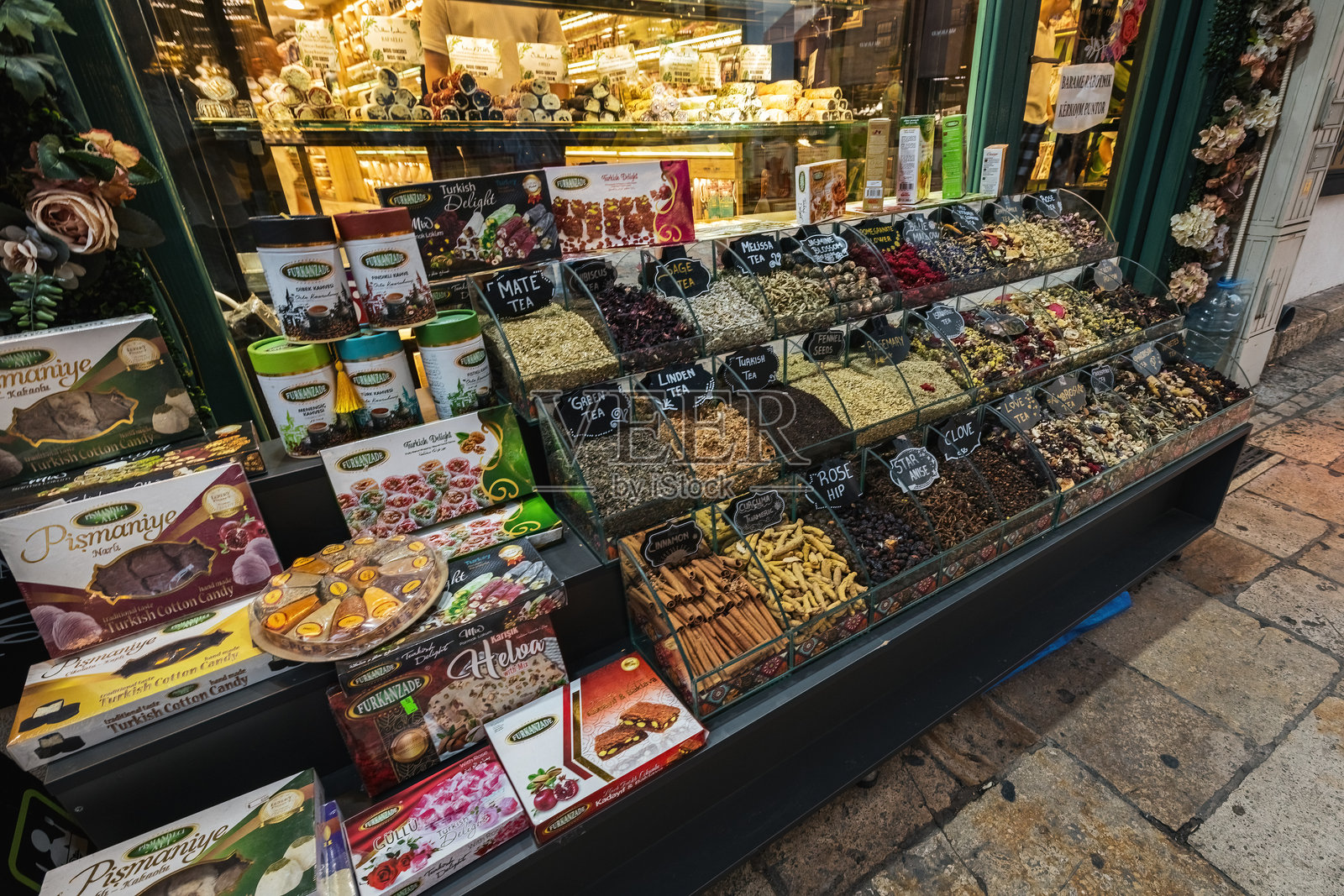 北马其顿斯科普里老城区的香料和糖果店照片摄影图片