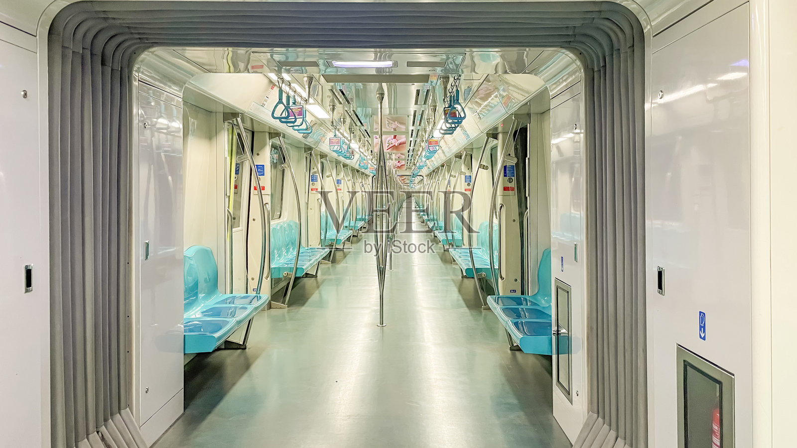 Marmaray,连接伊斯坦布尔欧洲和亚洲的郊区列车。照片摄影图片