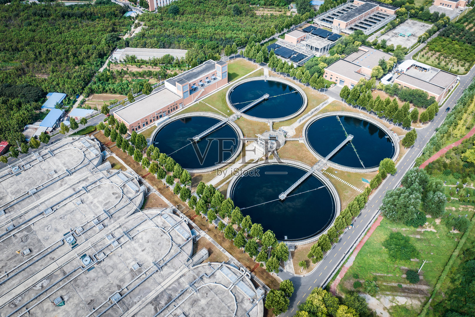 鸟瞰污水处理厂的污水处理池照片摄影图片