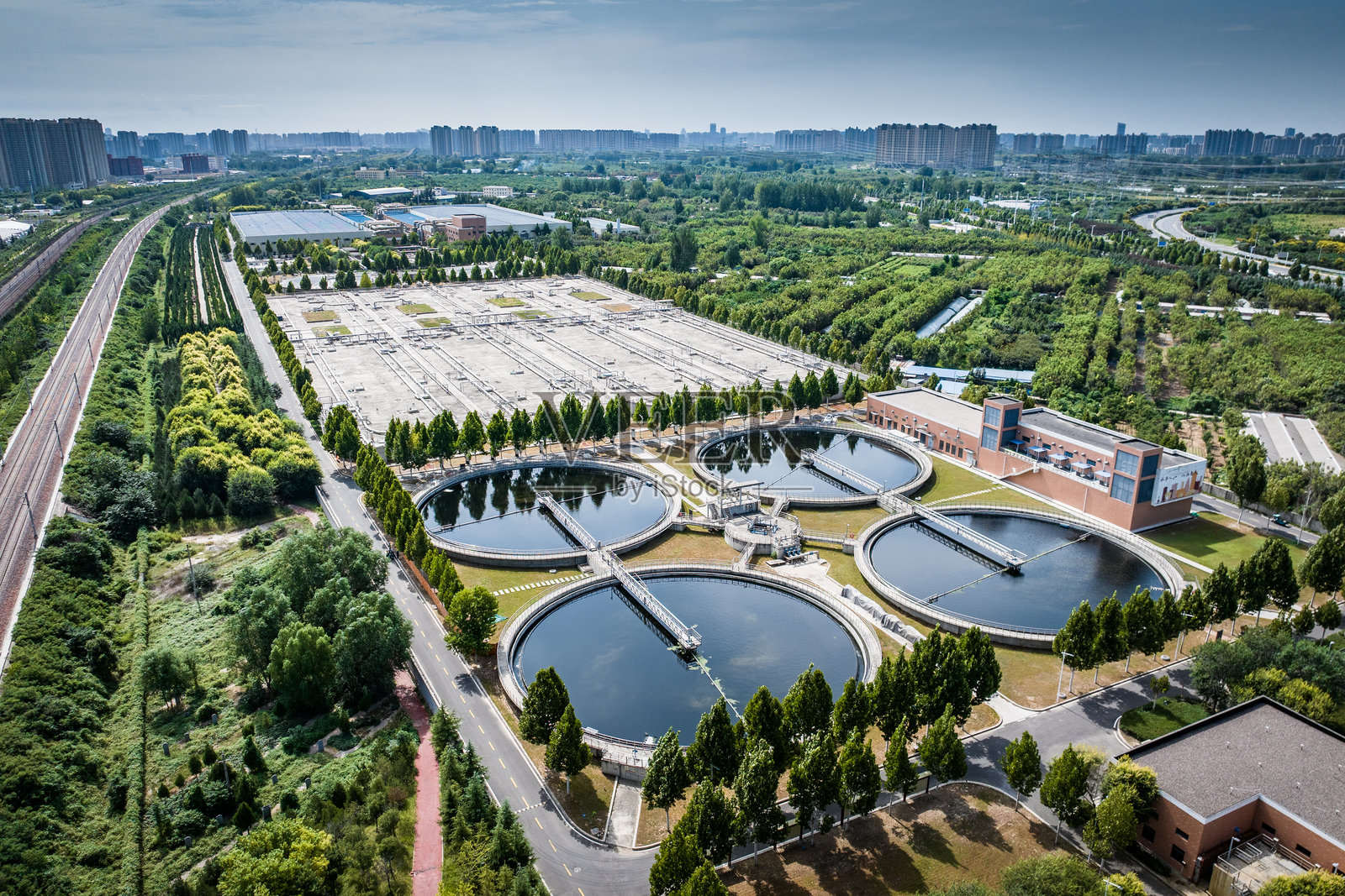 鸟瞰污水处理厂的污水处理池照片摄影图片