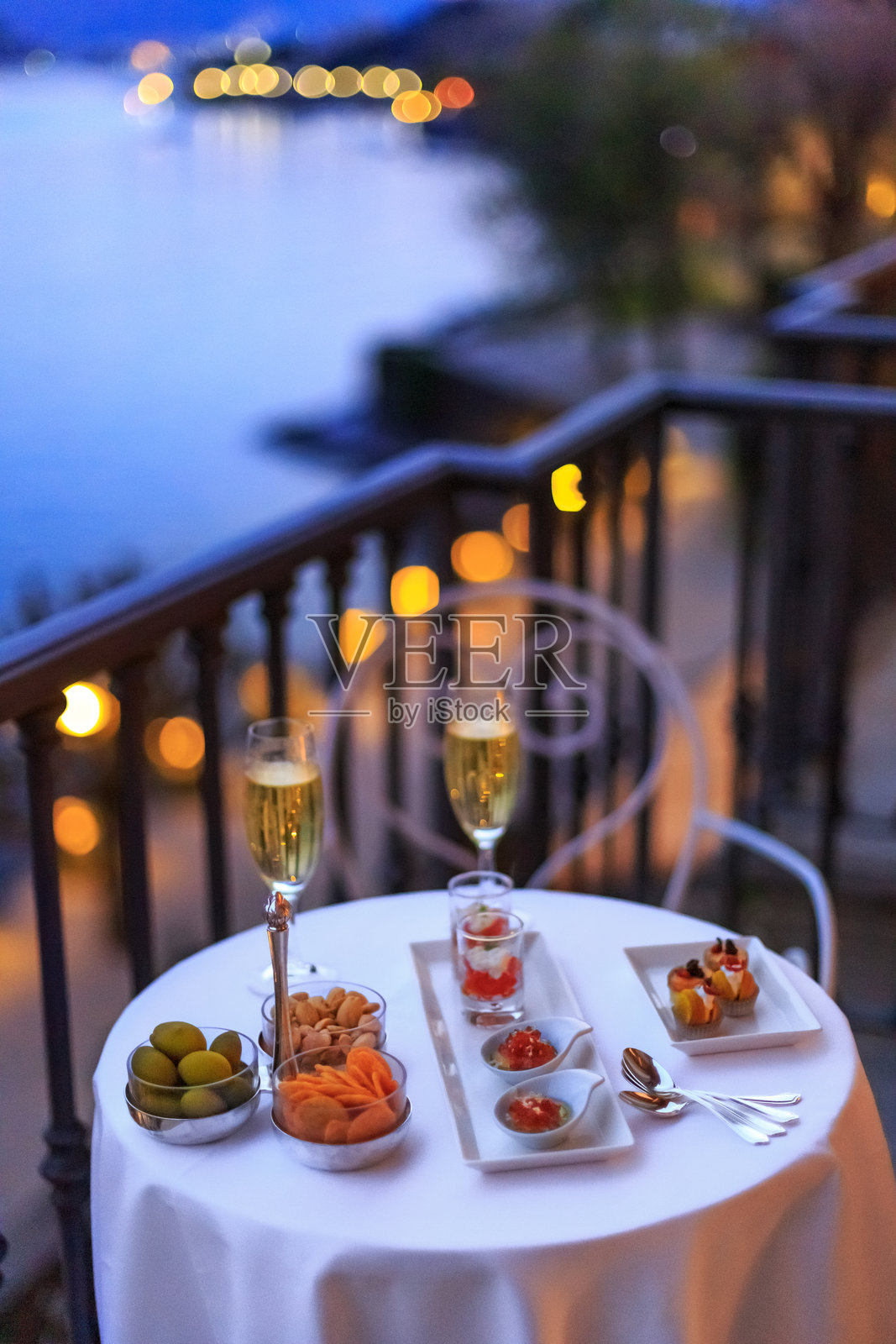 科莫湖畔的奢华开胃酒照片摄影图片