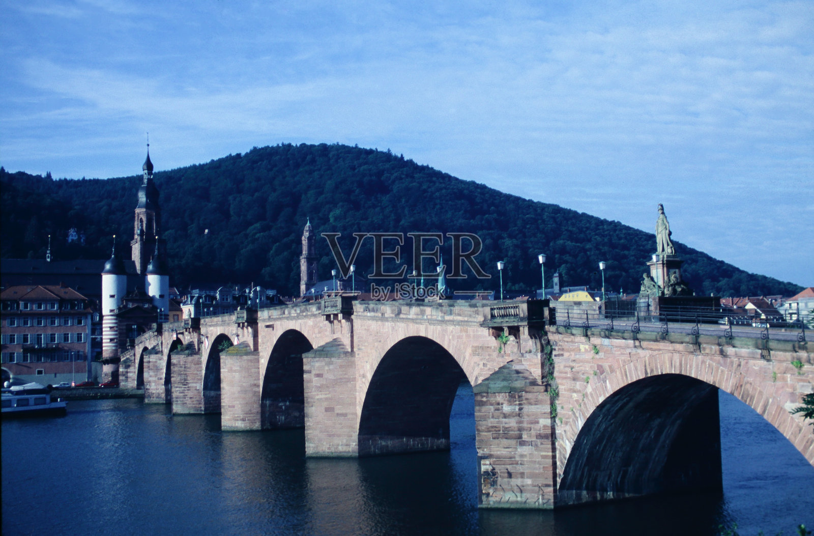 内卡河上的老桥和德国海德堡老城的海德堡城堡照片摄影图片