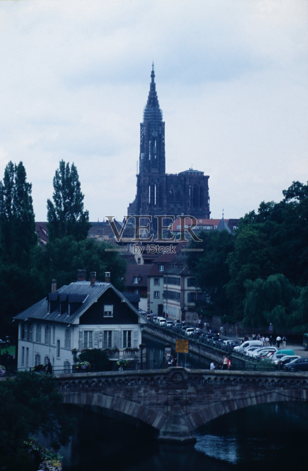 2000年代的法国,斯特拉斯堡的城市景观,俯瞰带有大教堂的库弗特桥照片摄影图片