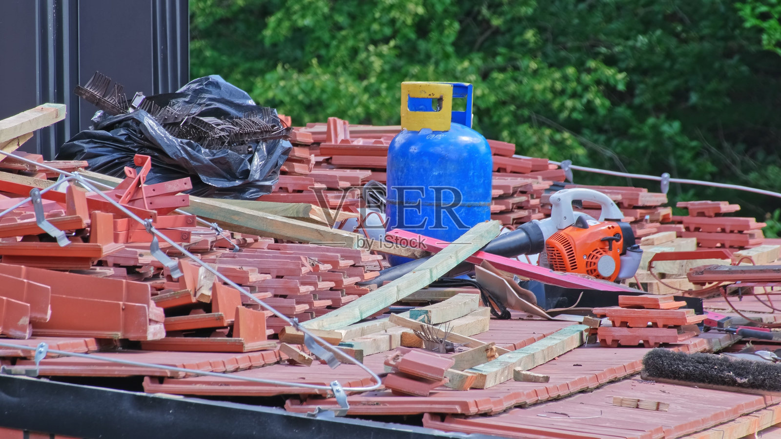 装修工程中屋面设备及在住宅屋顶上制备的红粘土陶瓷屋面瓦照片摄影图片