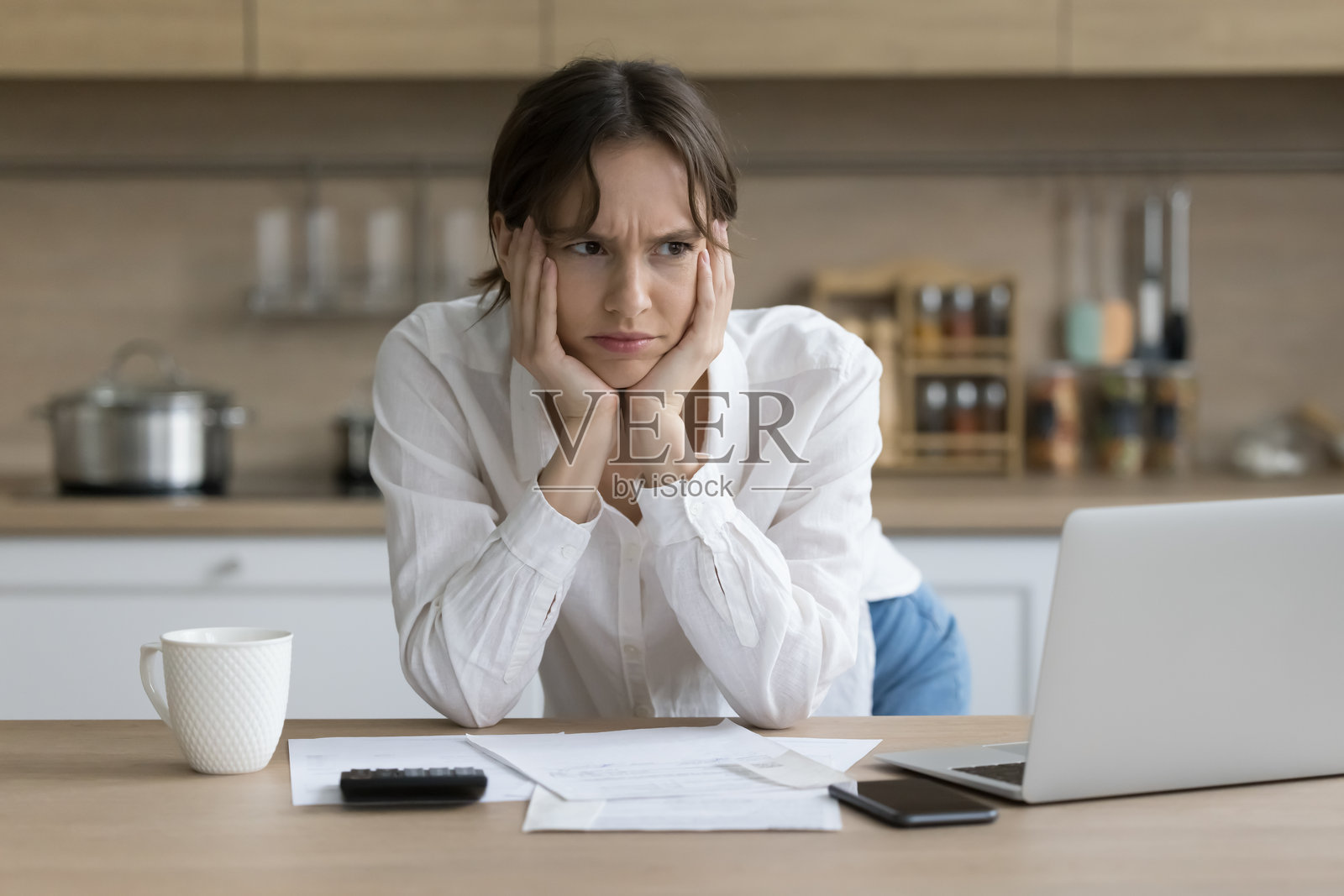 心烦意乱想解决经济问题的女人照片摄影图片