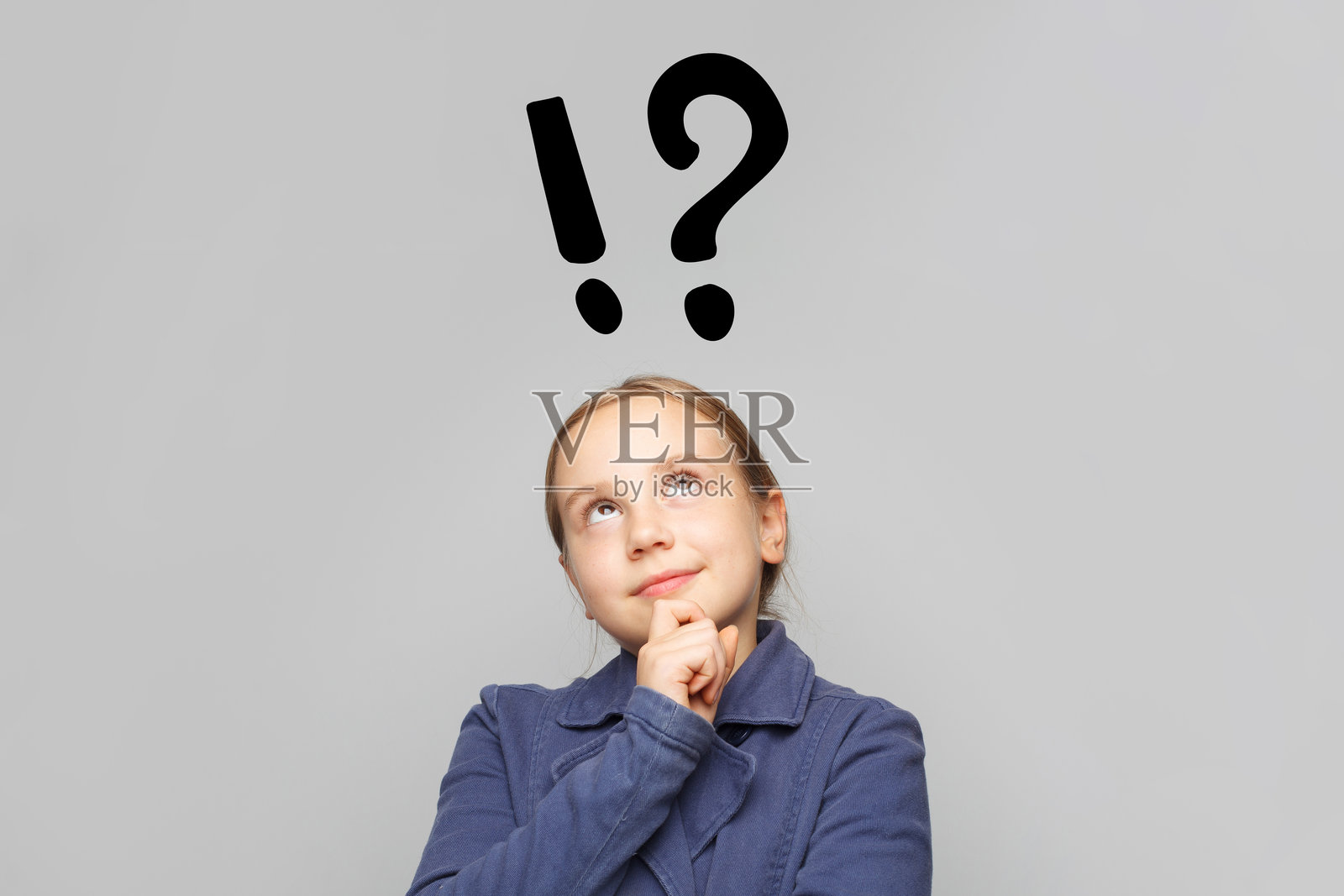 聪明的年轻女孩，有疑问和感叹号思维的学生。理念与教育理念照片摄影图片