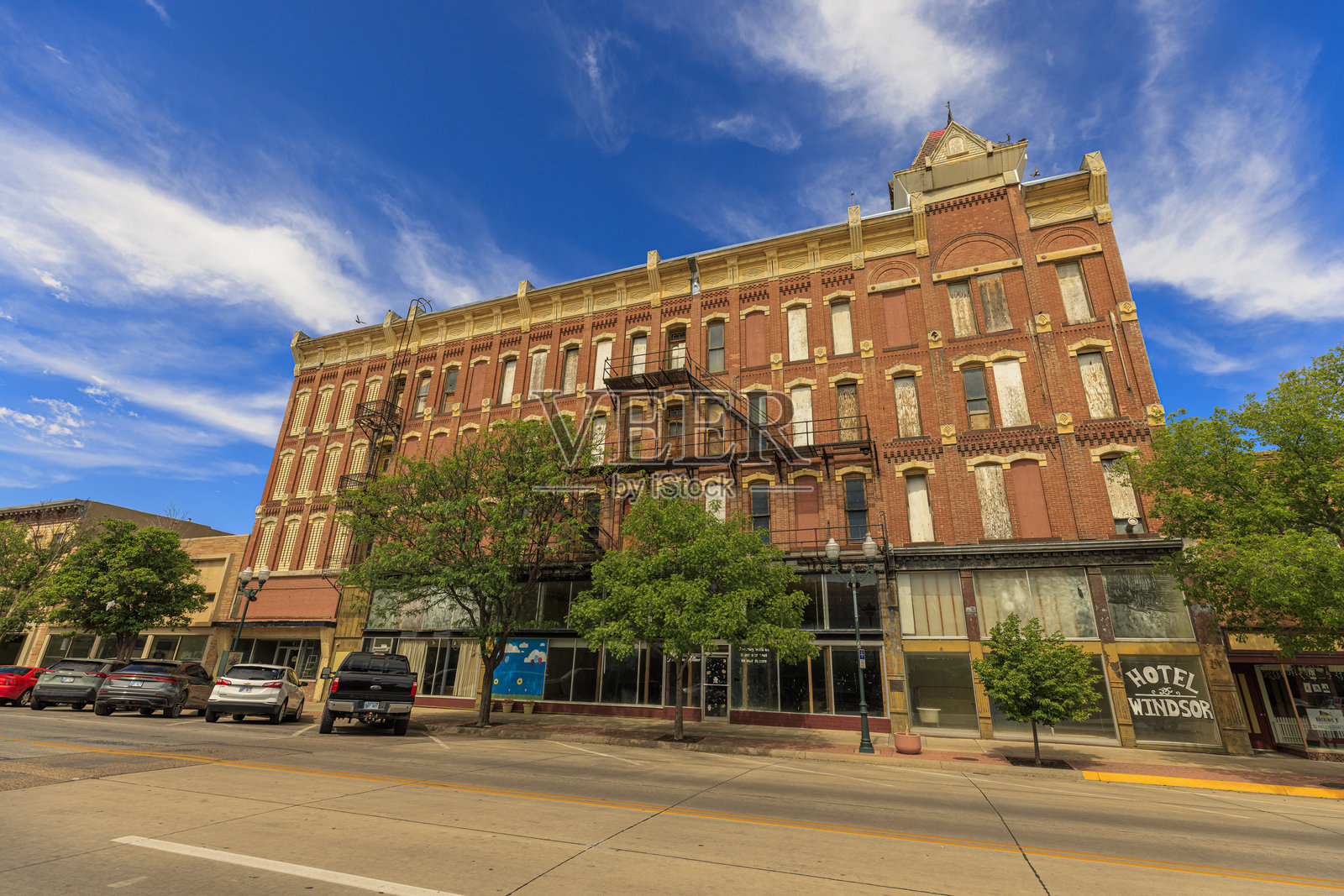 花园城市的建筑遗产，KS。酒店温莎，一个多层砖的地标，主导了主街天际线在堪萨斯镇。照片摄影图片