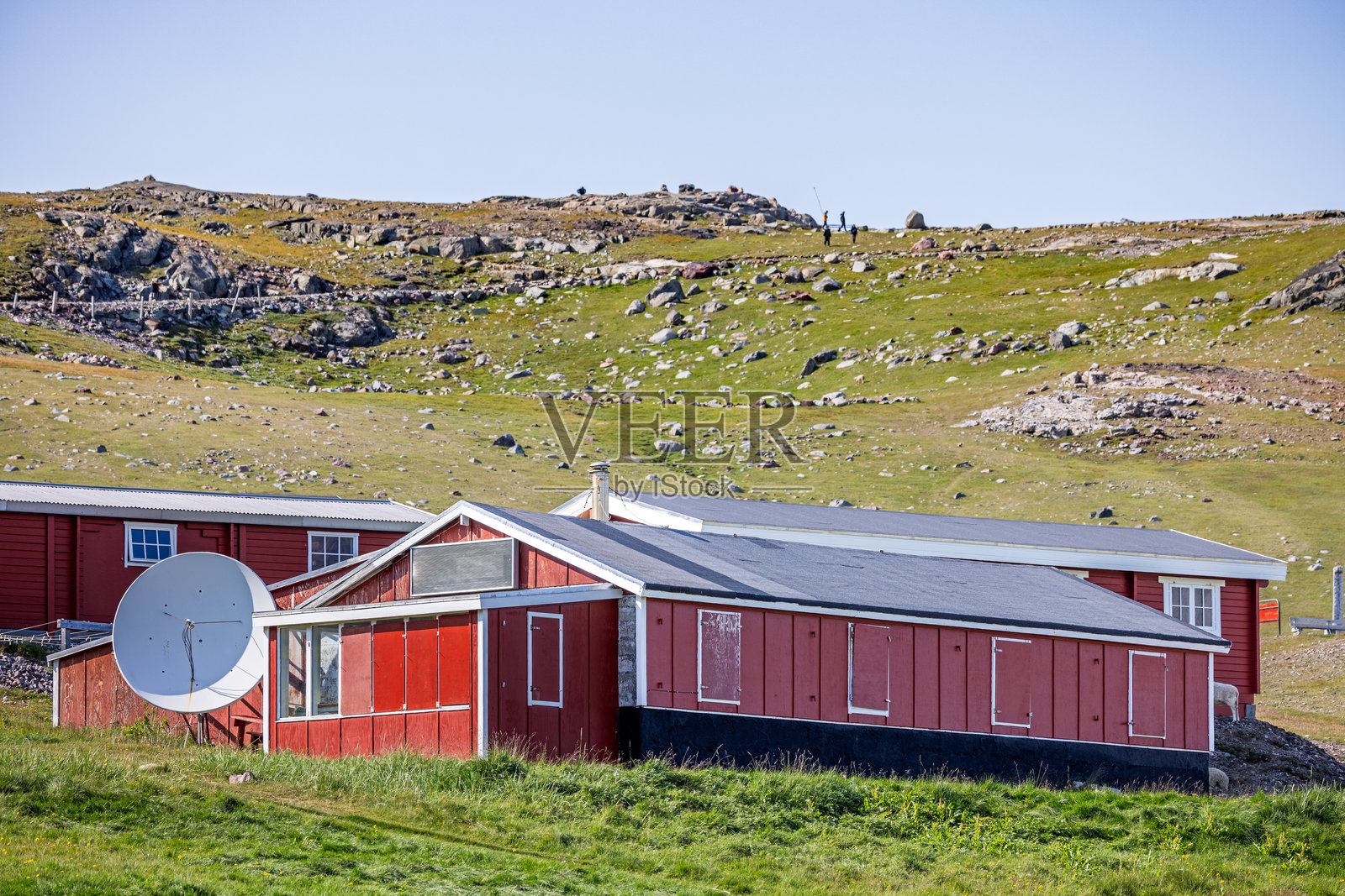 在北极附近的游客小屋和一个大碟形天线照片摄影图片