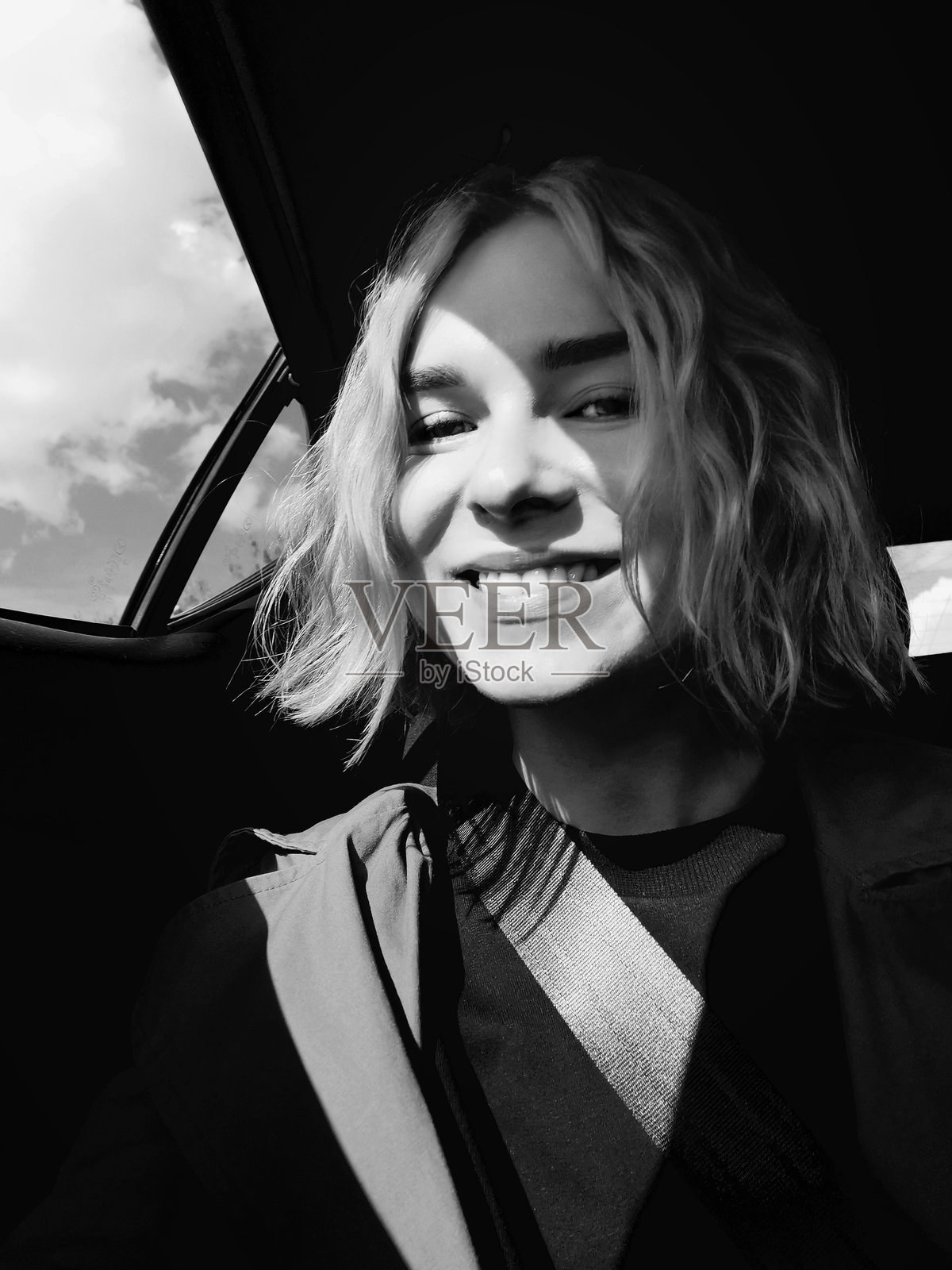 一个微笑的年轻女子的肖像照片摄影图片