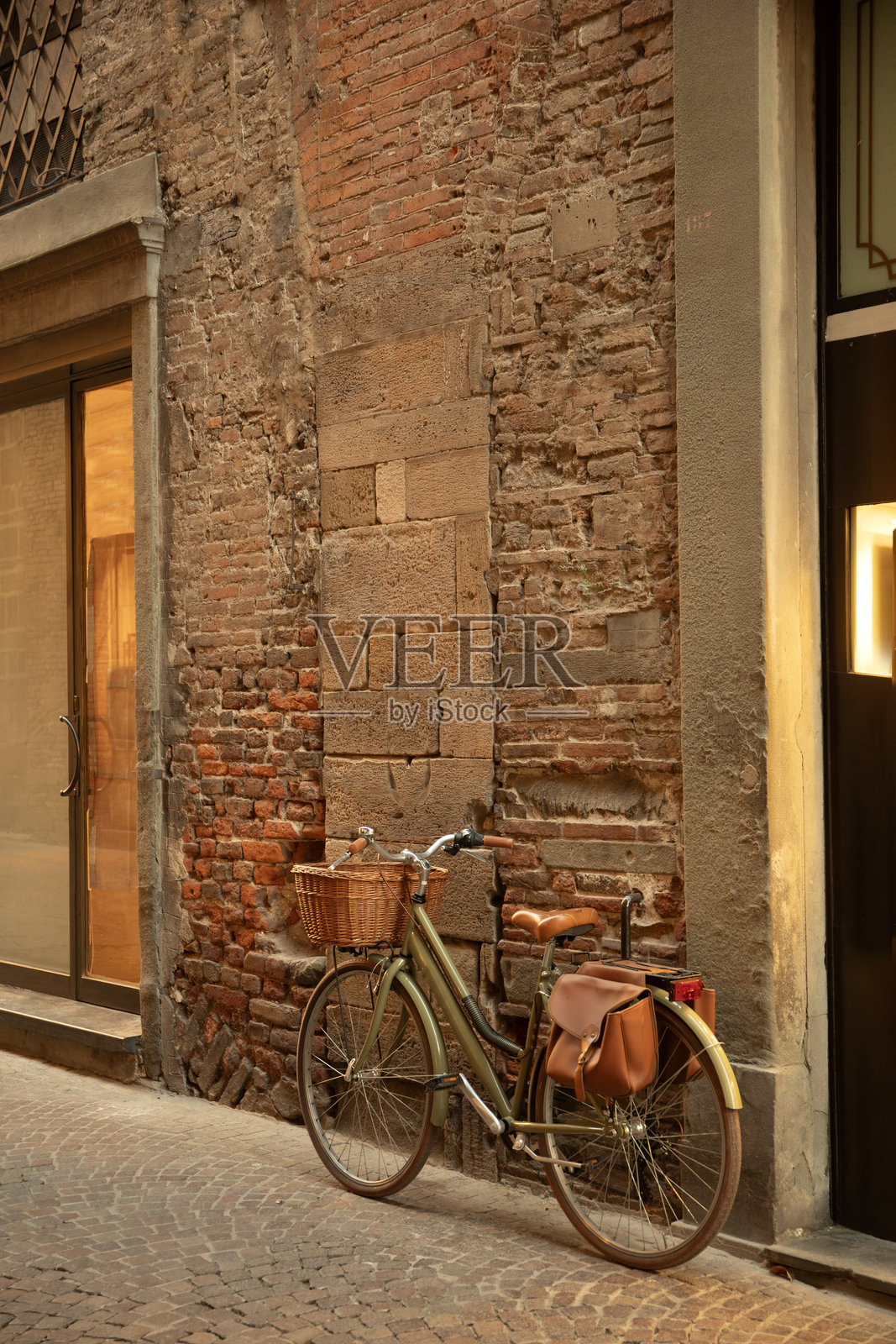 自行车停在砖墙上照片摄影图片