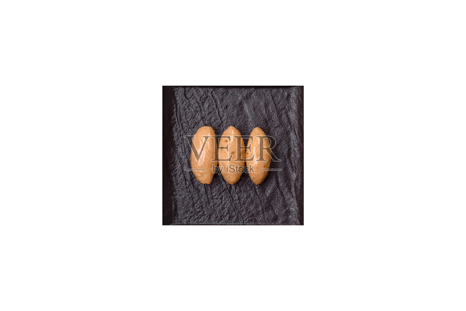 鱼或肉配上精致的蘑菇酱、盐和香料照片摄影图片